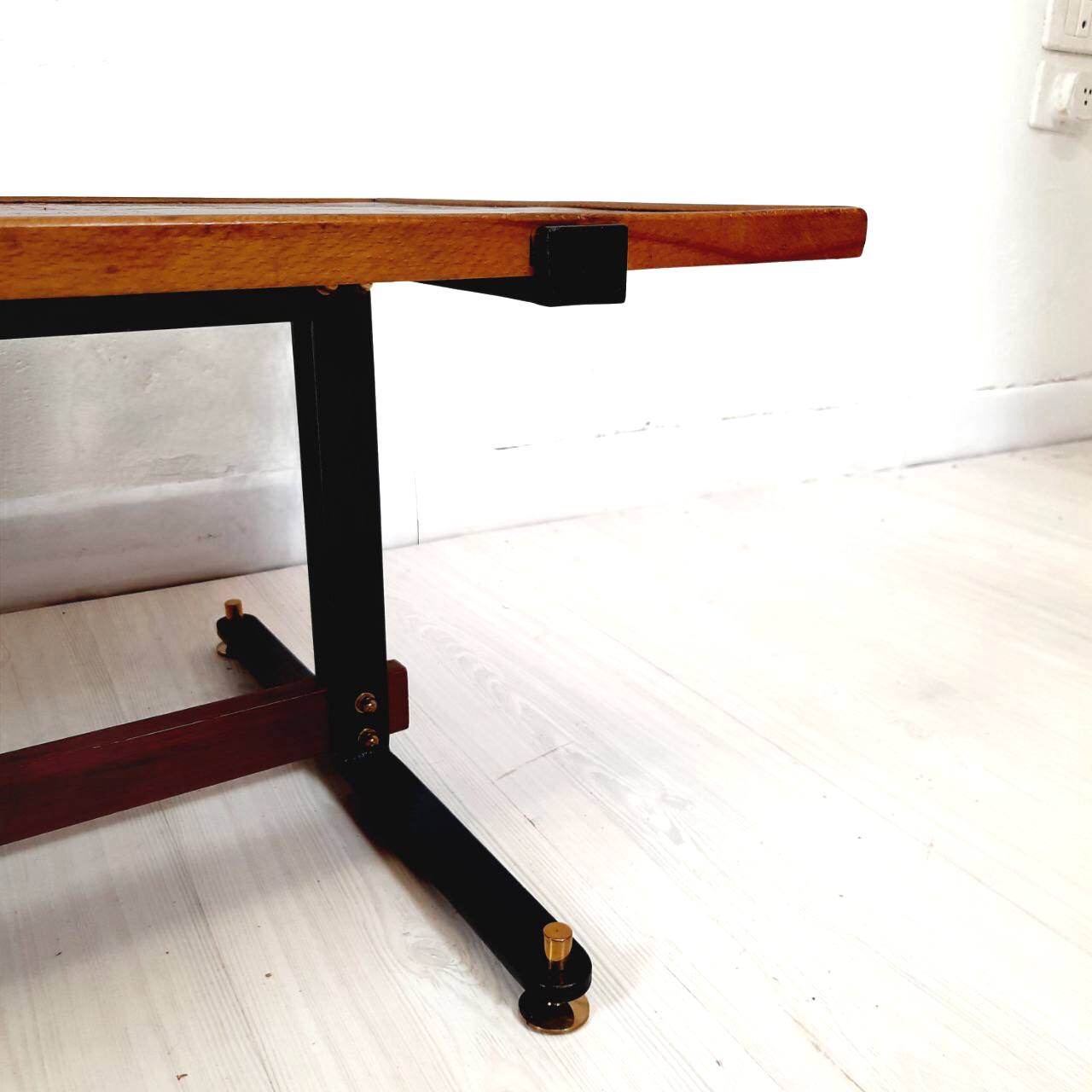 Coffee table 60s top enamelled color red and gold, metal and brass base.