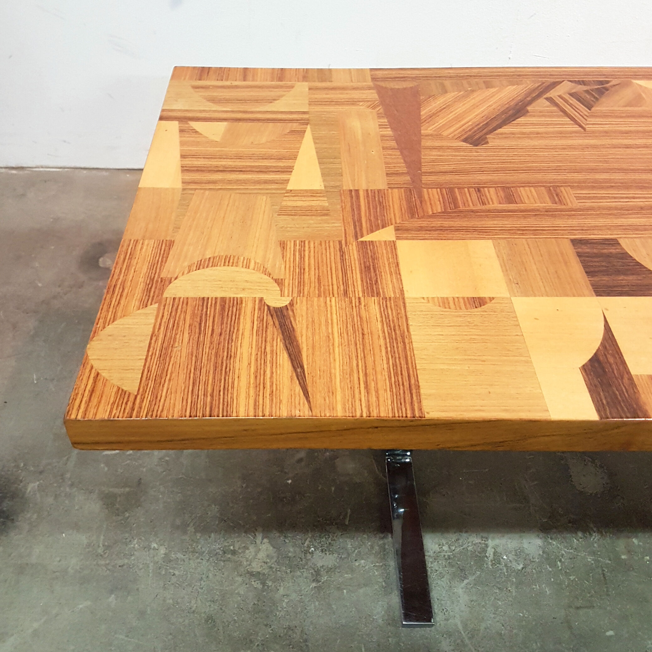 Table basse moderne du milieu du siècle sur la base chromée années 1960