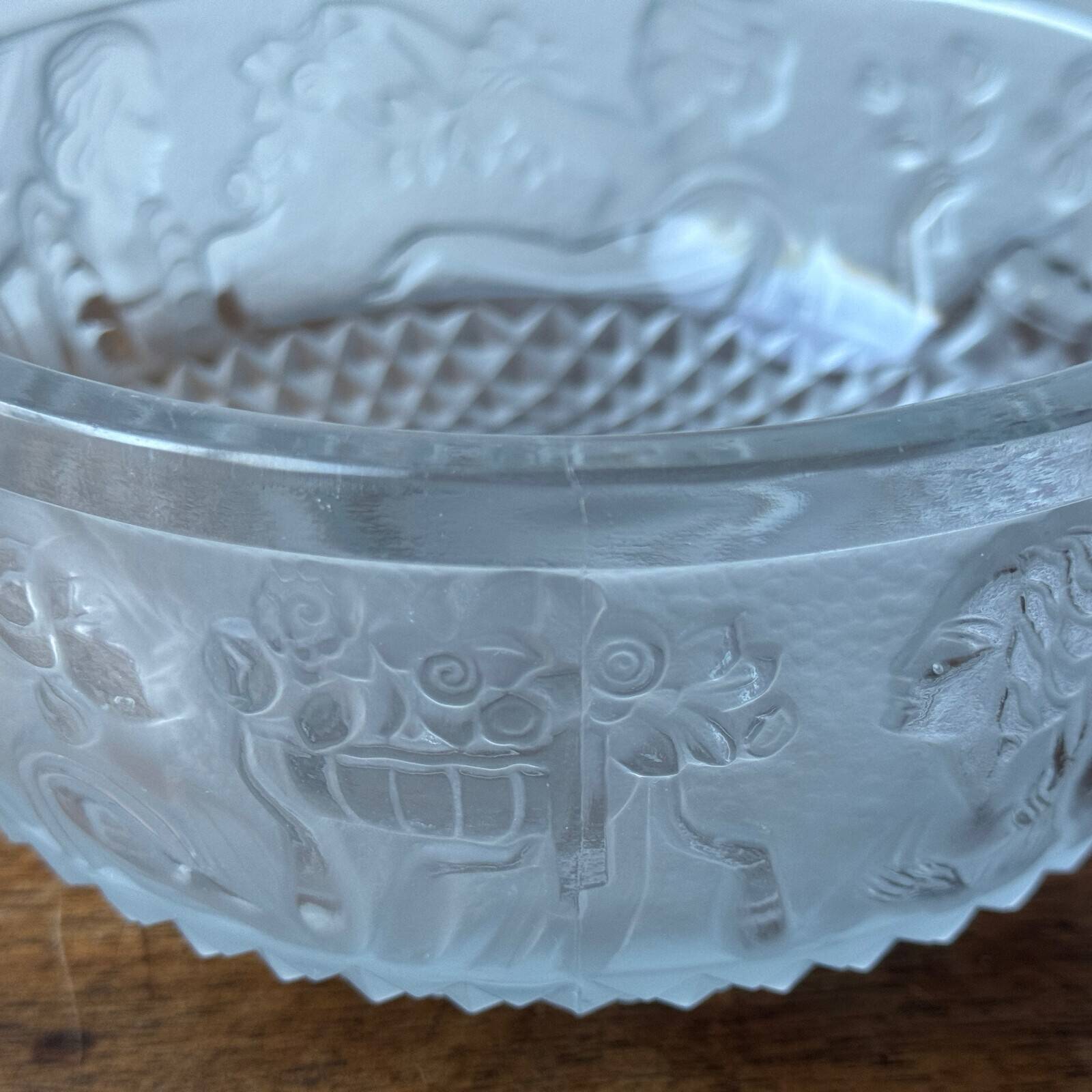 Art Deco bowl, 1930, in pressed molded glass, decorated with a woman and fruit
