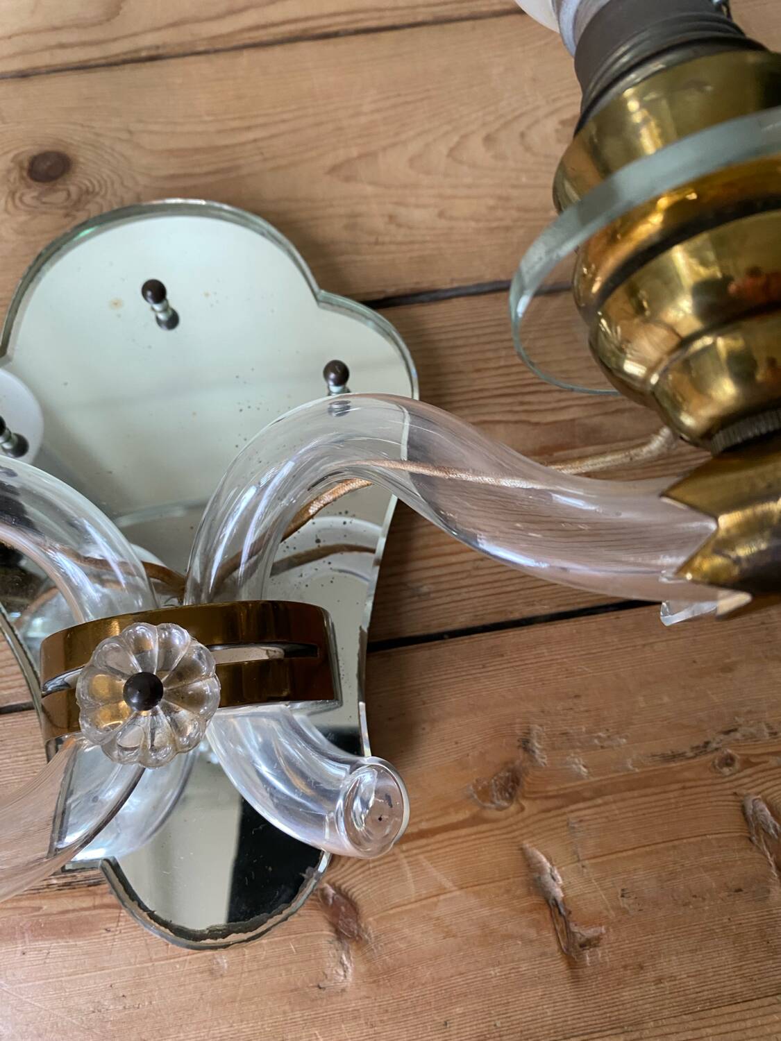 Applique murale ancienne en laiton et verre cristal