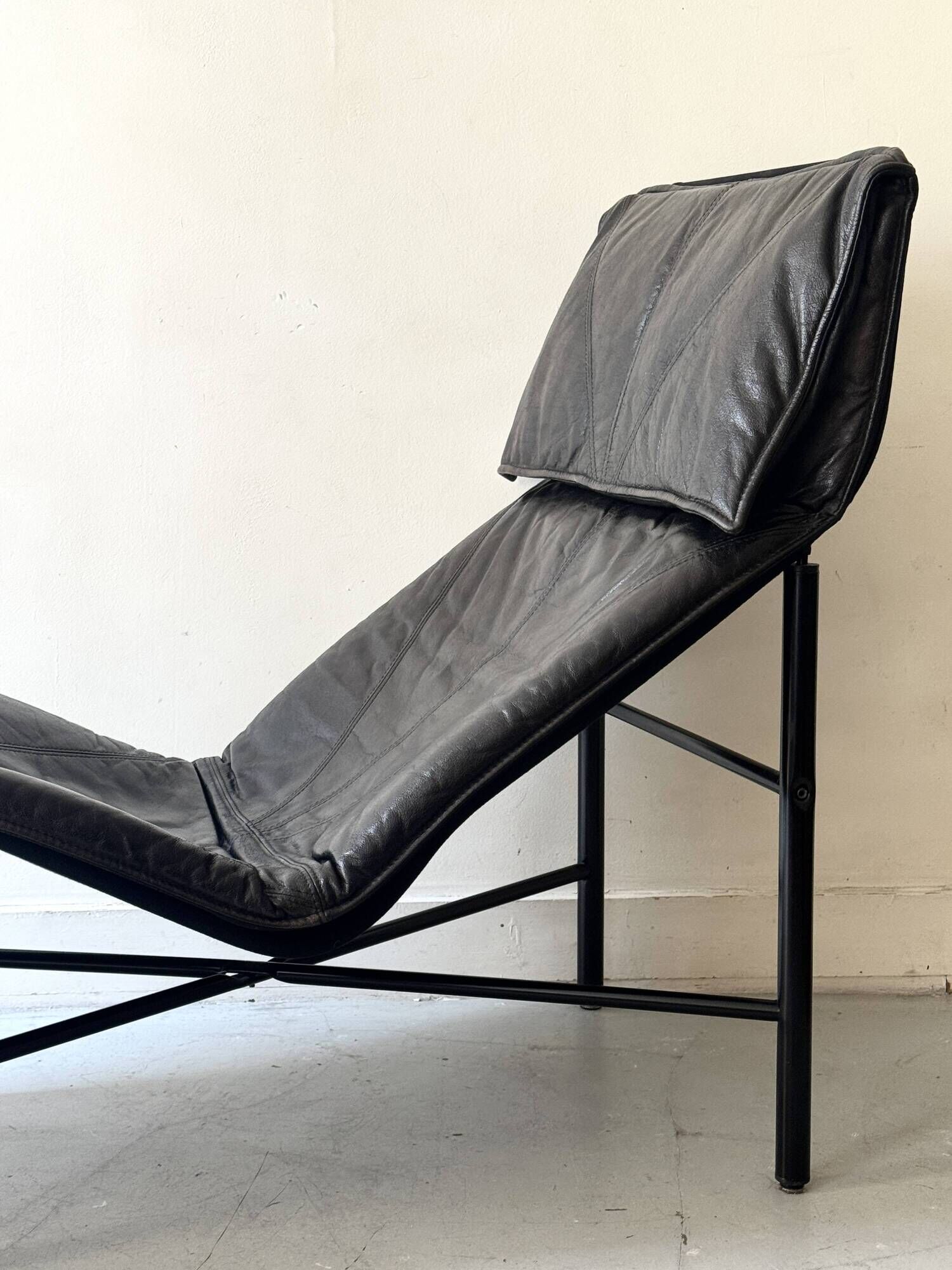 Scandinavian design chaise longue in black leather by Tord Björklund, Sweden 1970.