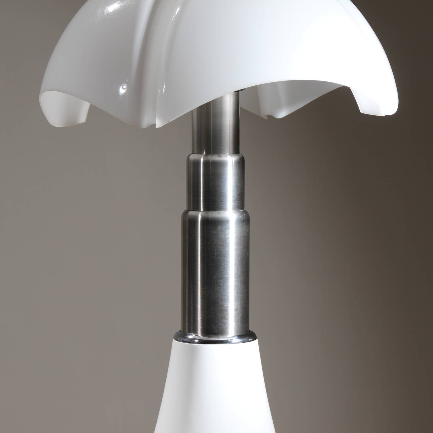 Lampe 'Pipistrello 620' par Gae Aulenti pour Martinelli Luce, Italie