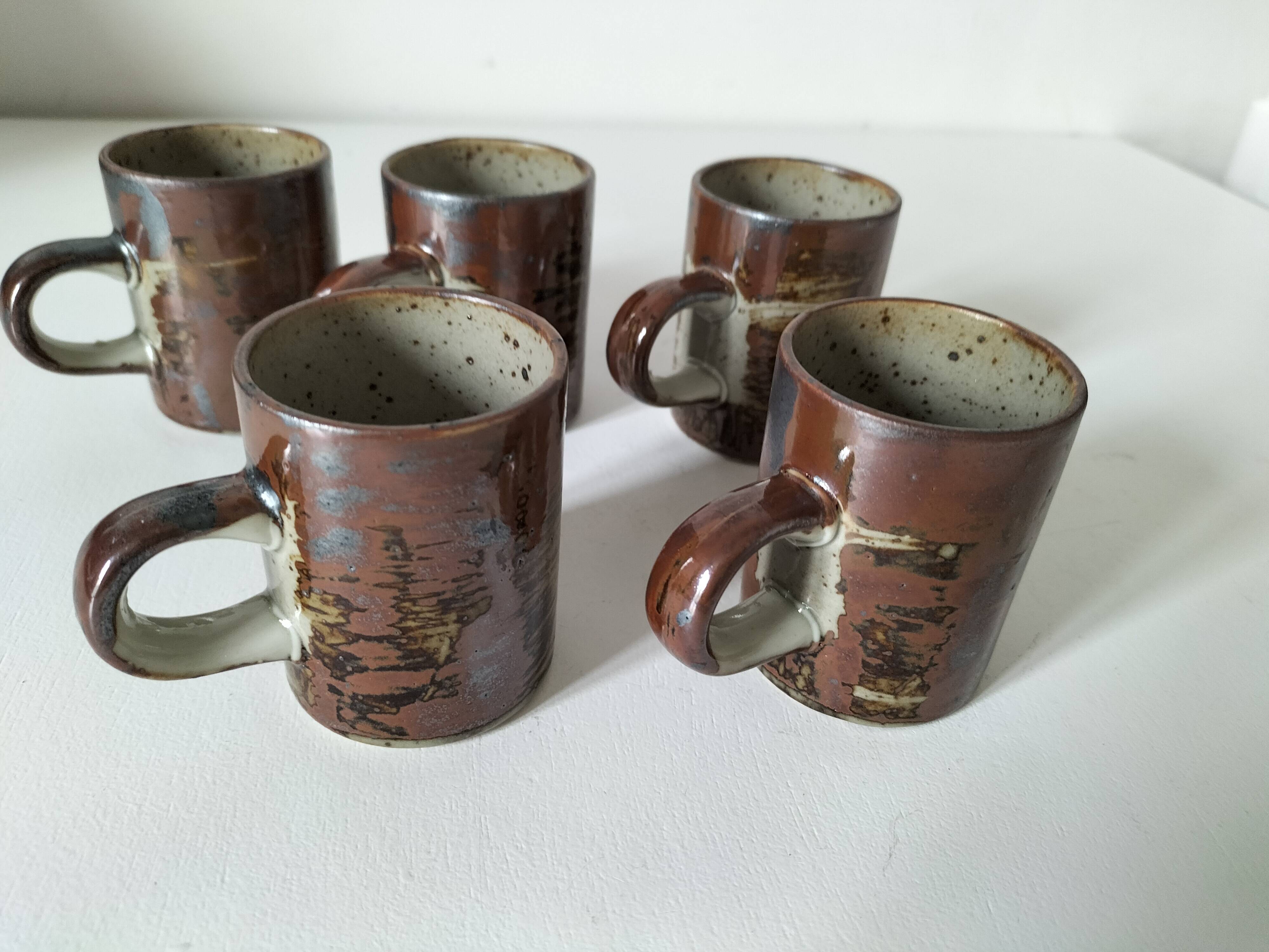 6 tasses en grès moucheté et décor émaillé