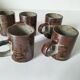 6 tasses en grès moucheté et décor émaillé