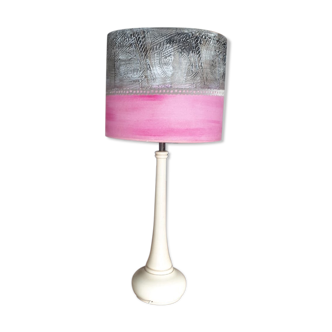 Lampe de salon en bois couleur nacre avec abat jour rose et gris effet métal