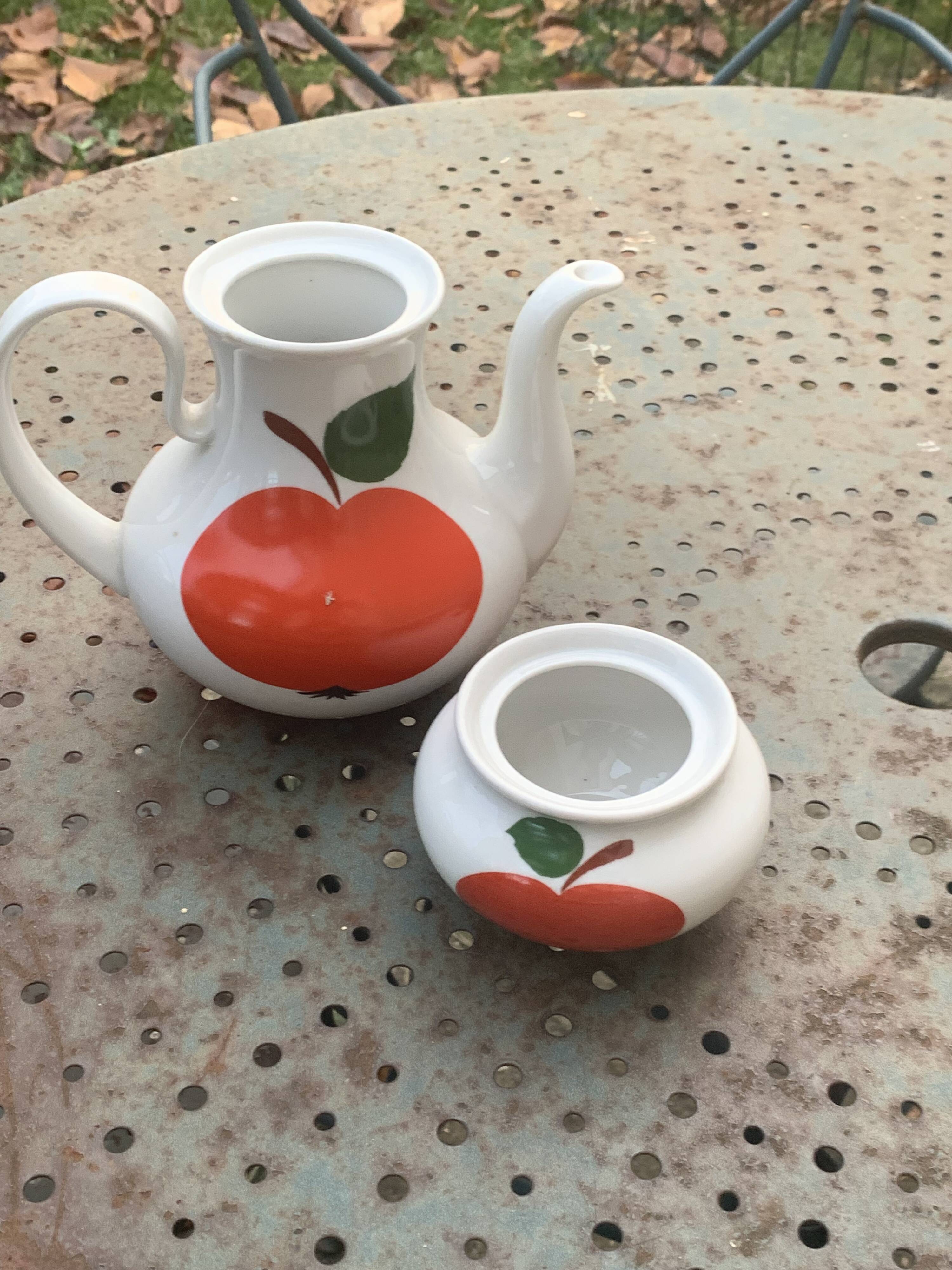 Red apple porcelain coffee service, Patricia model, Lehmann, Weiden, Bavaria