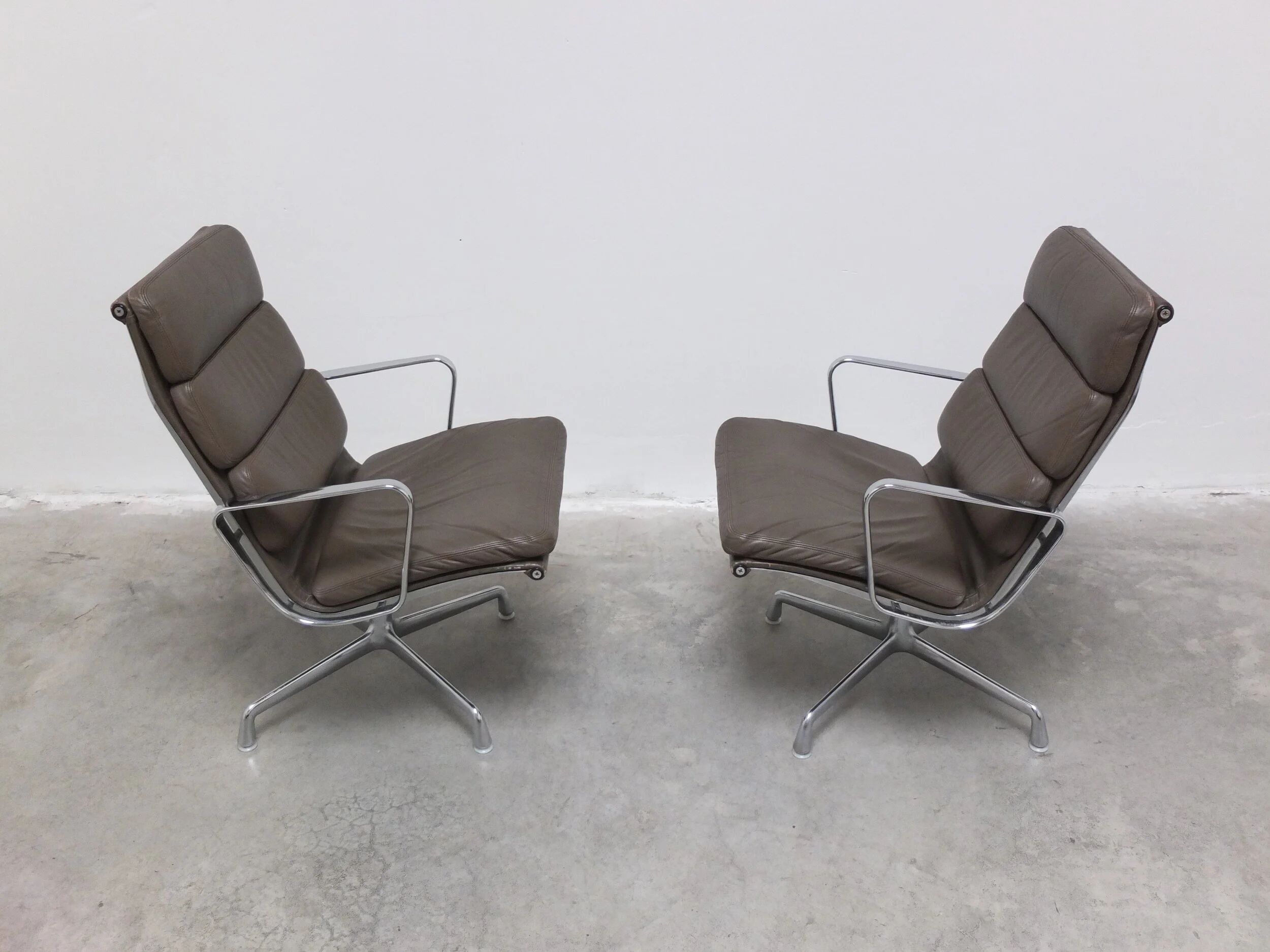 Early pair of Eames 'EA216' swivel lounge chairs by Herman Miller, 1960s
