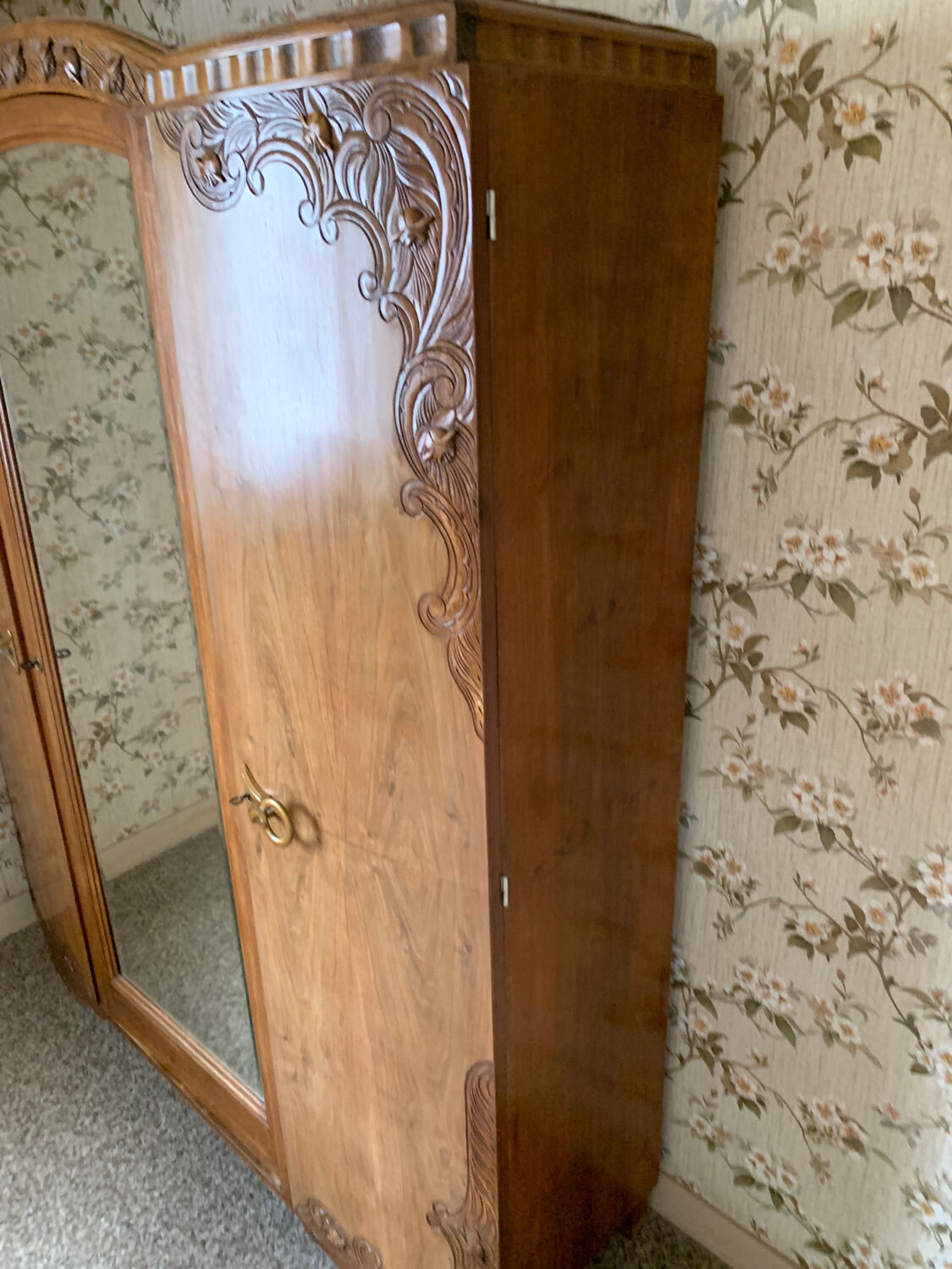 Art deco cabinet in carved wood