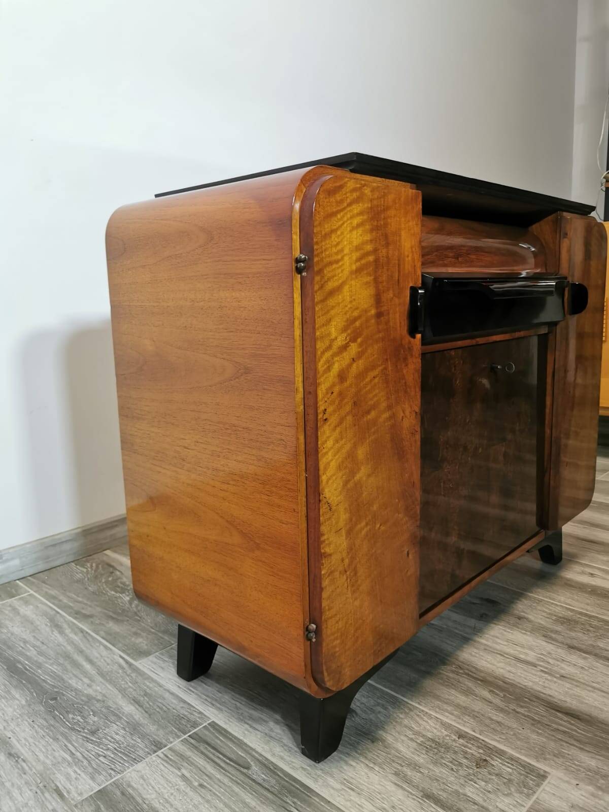 Armoire Gramophone par Jindrich Halabala