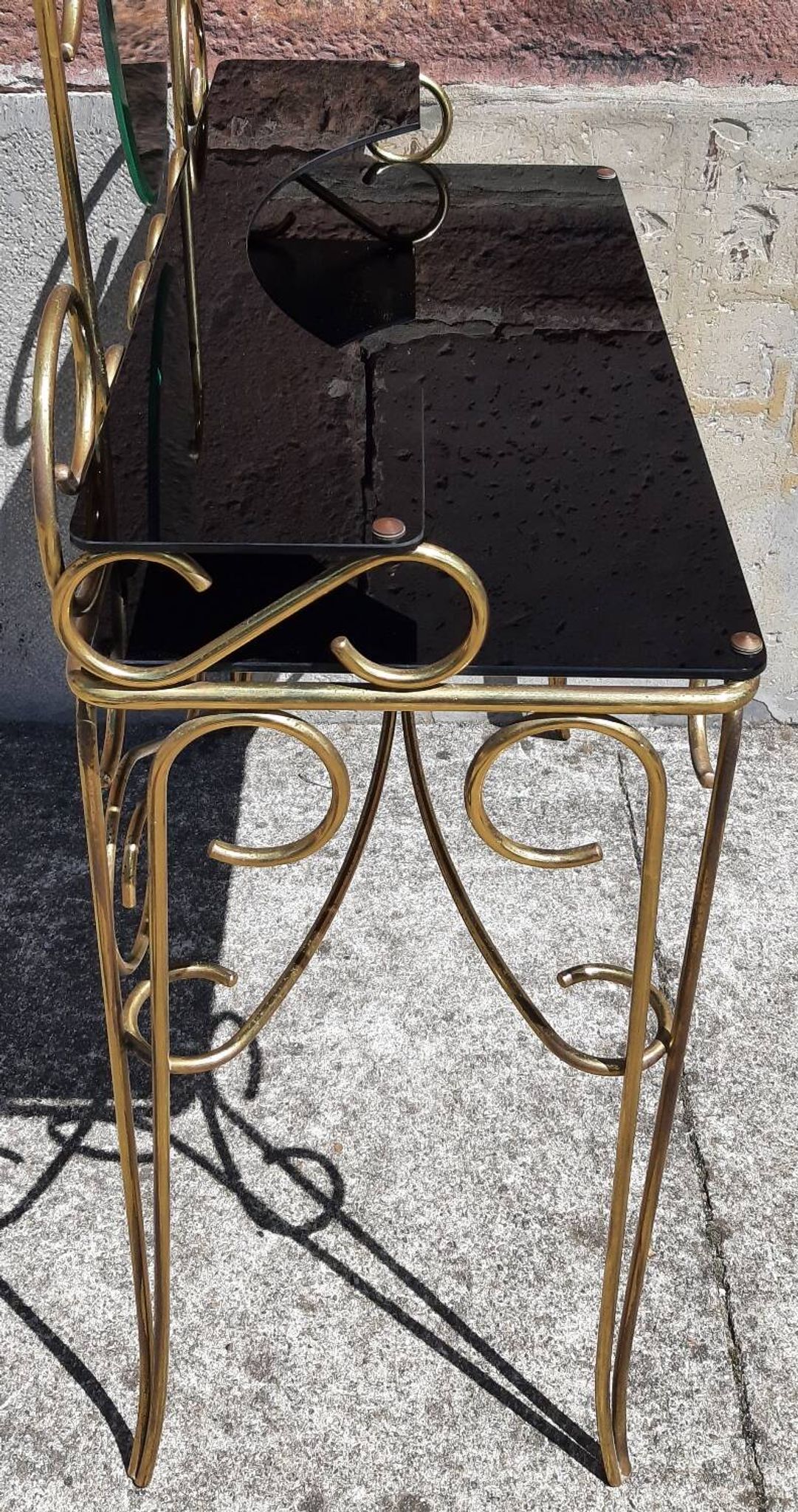 Coiffeuse et chaise en métal doré et opaline.
