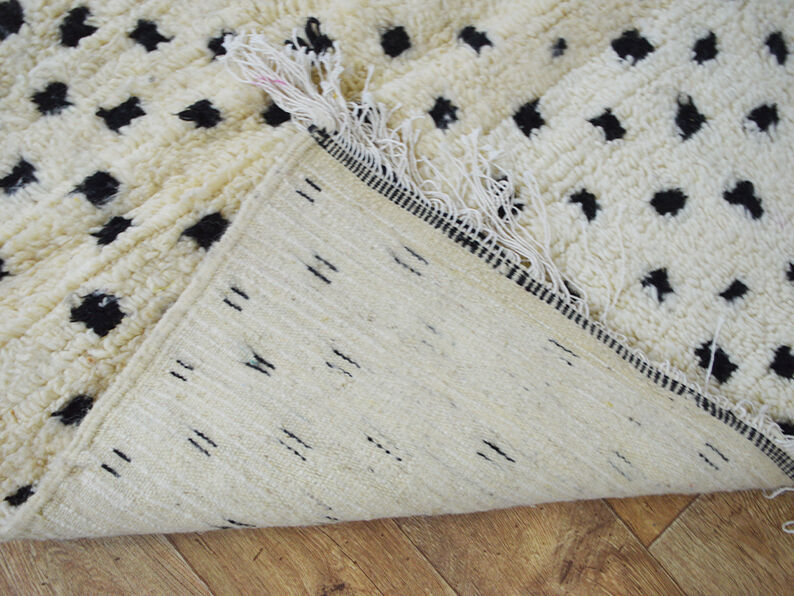 Berber carpet beni ouarain a pois 260 x 110 cm