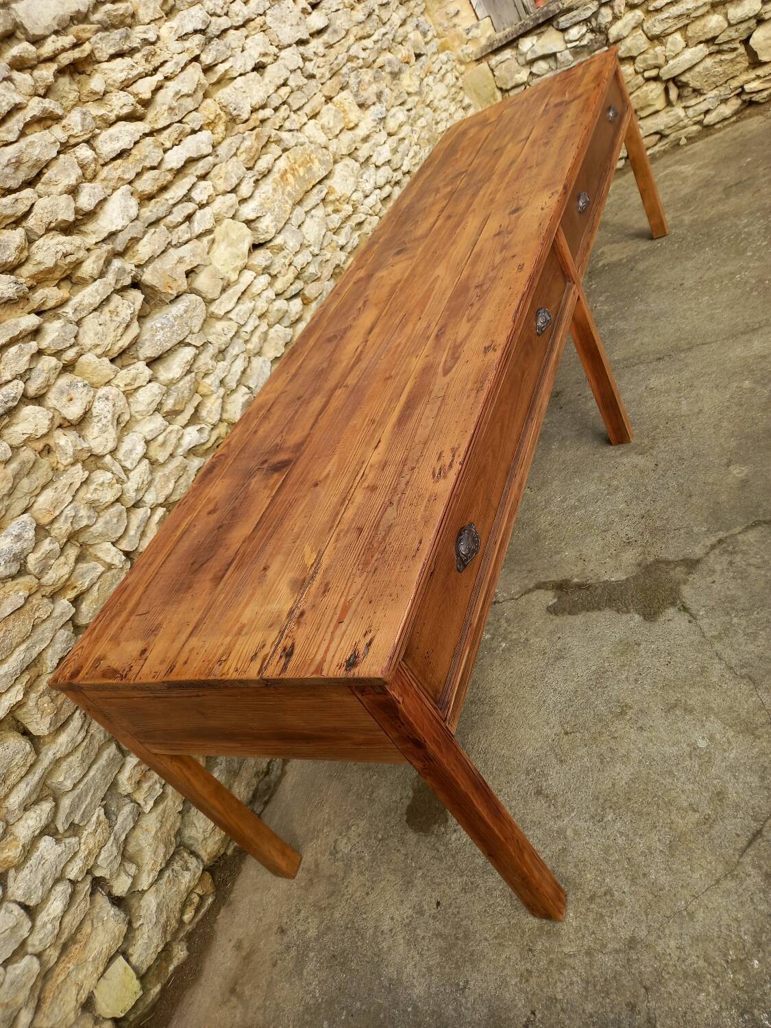 Draper's table, a piece of furniture for the trade