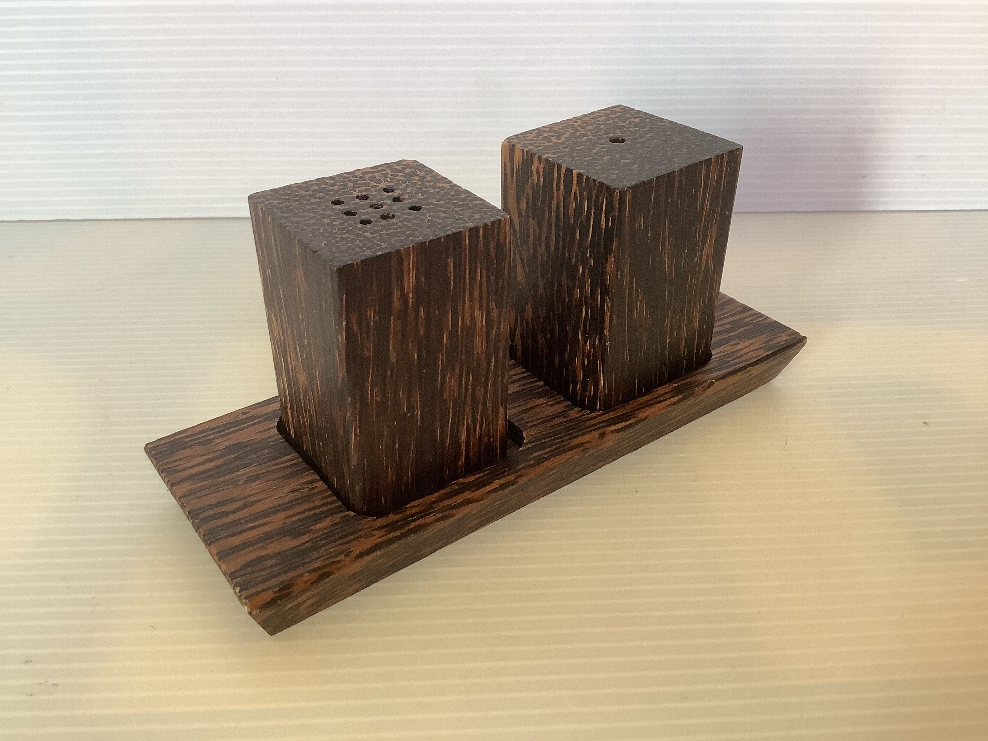 Salière et poivrier sel et poivre en bois