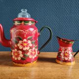 Ancienne cafetière et pot à lait en tôle émaillée
