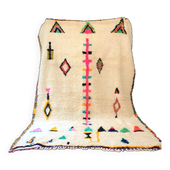 Tapis marocain Azilal écru et motifs colorés 320x215
