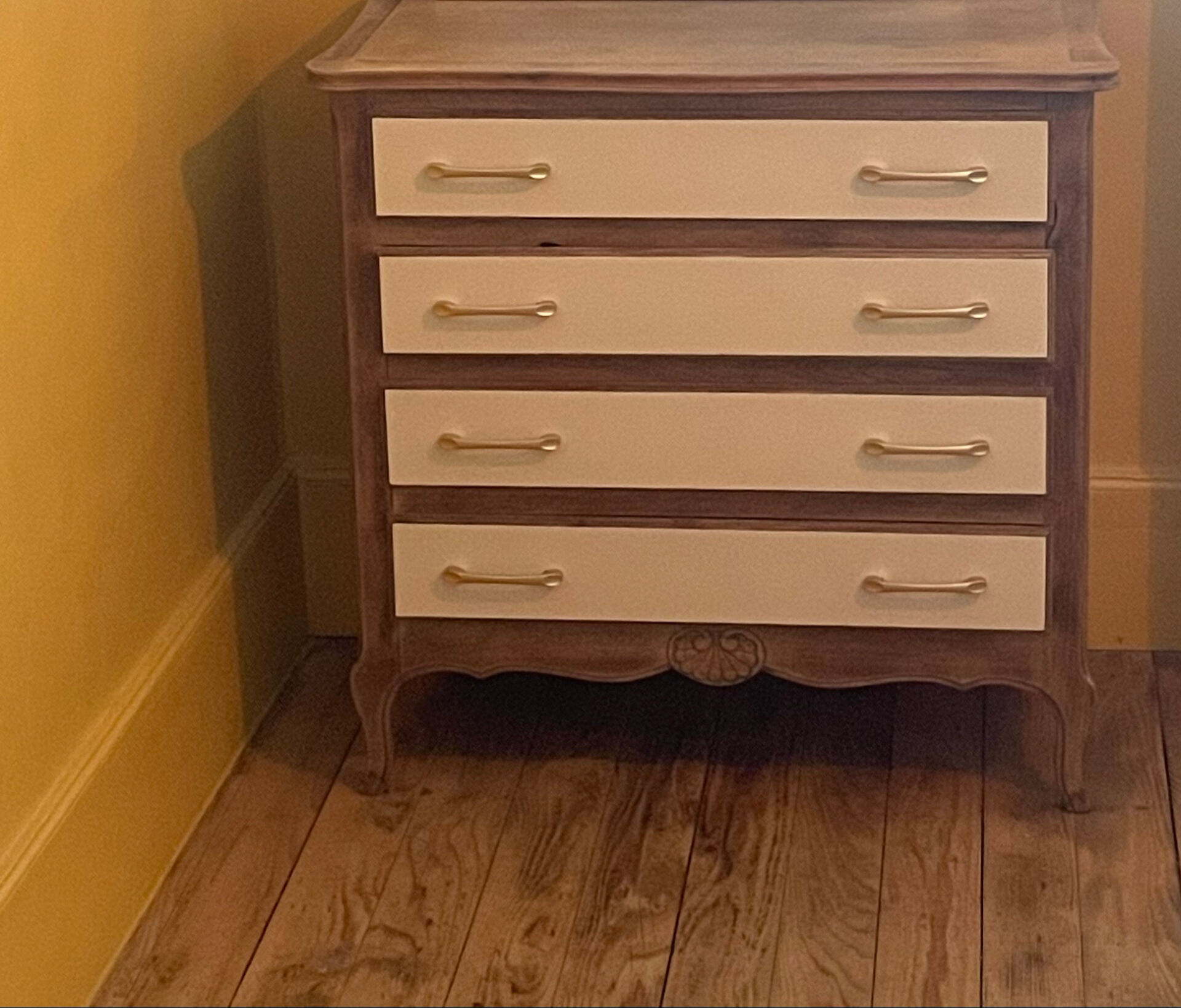 Oak chest of drawers