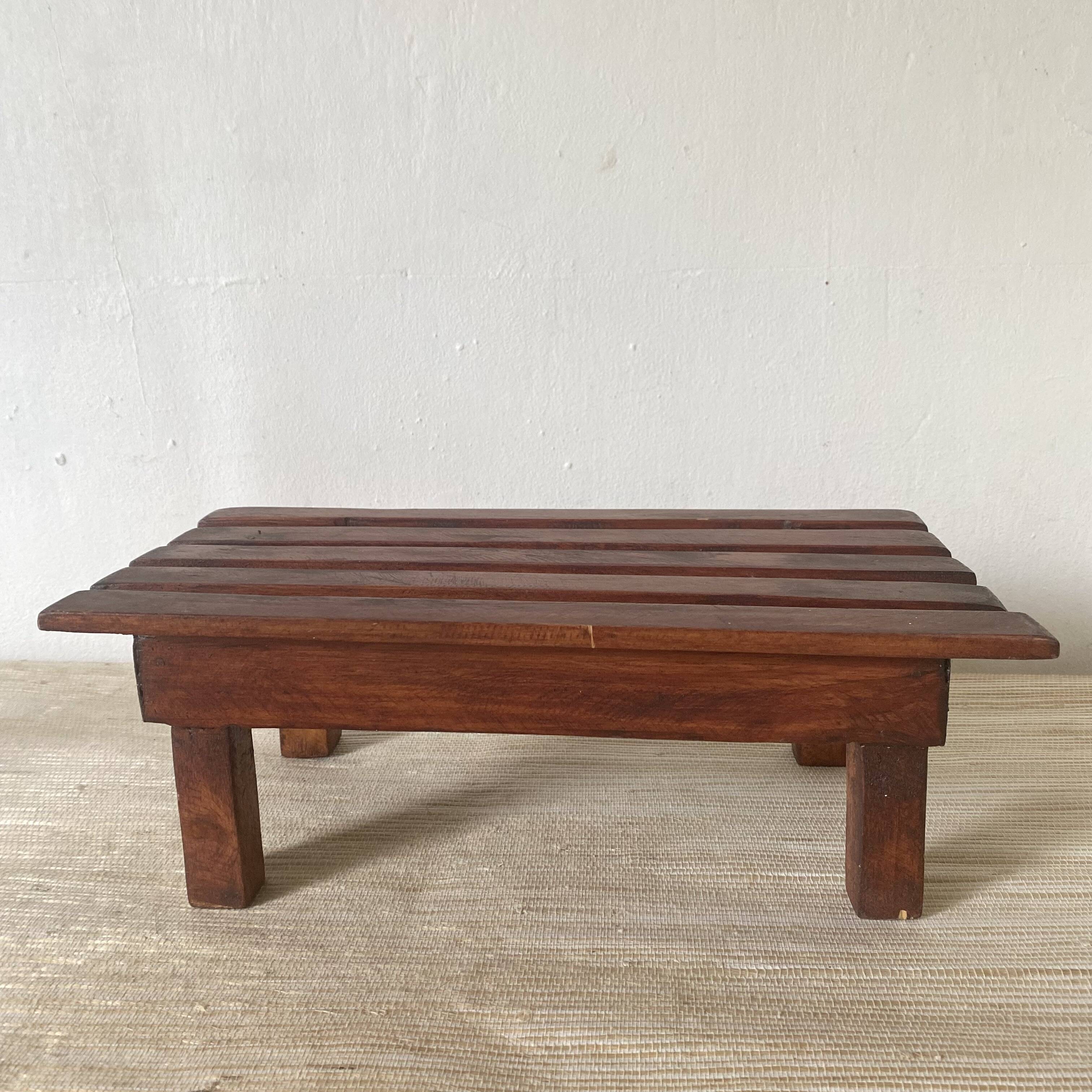 Tabouret bas à lattes