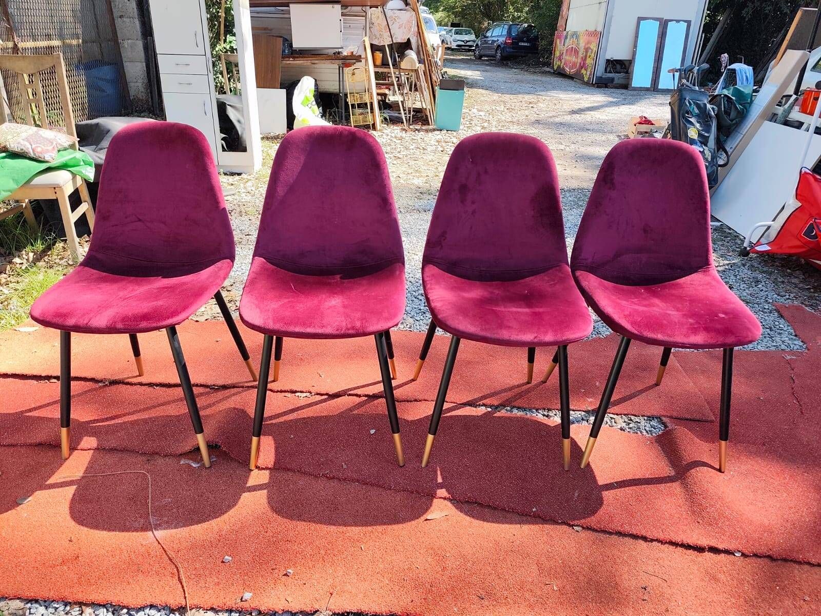 Set of 4 Contemporary Design Chairs in Burgundy/Dark Red Velvet