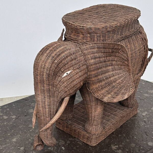 Grand support de plante éléphant en osier vintage / table d'appoint – déclaration sculpturale bohème