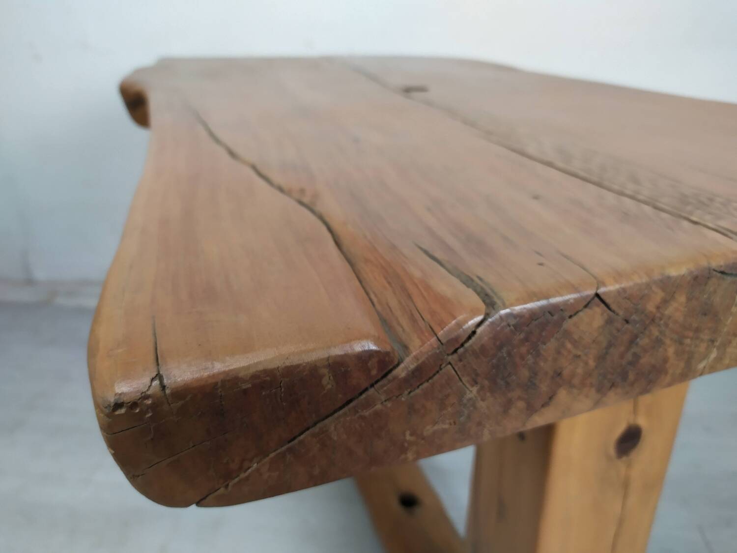 Table extérieur brutaliste