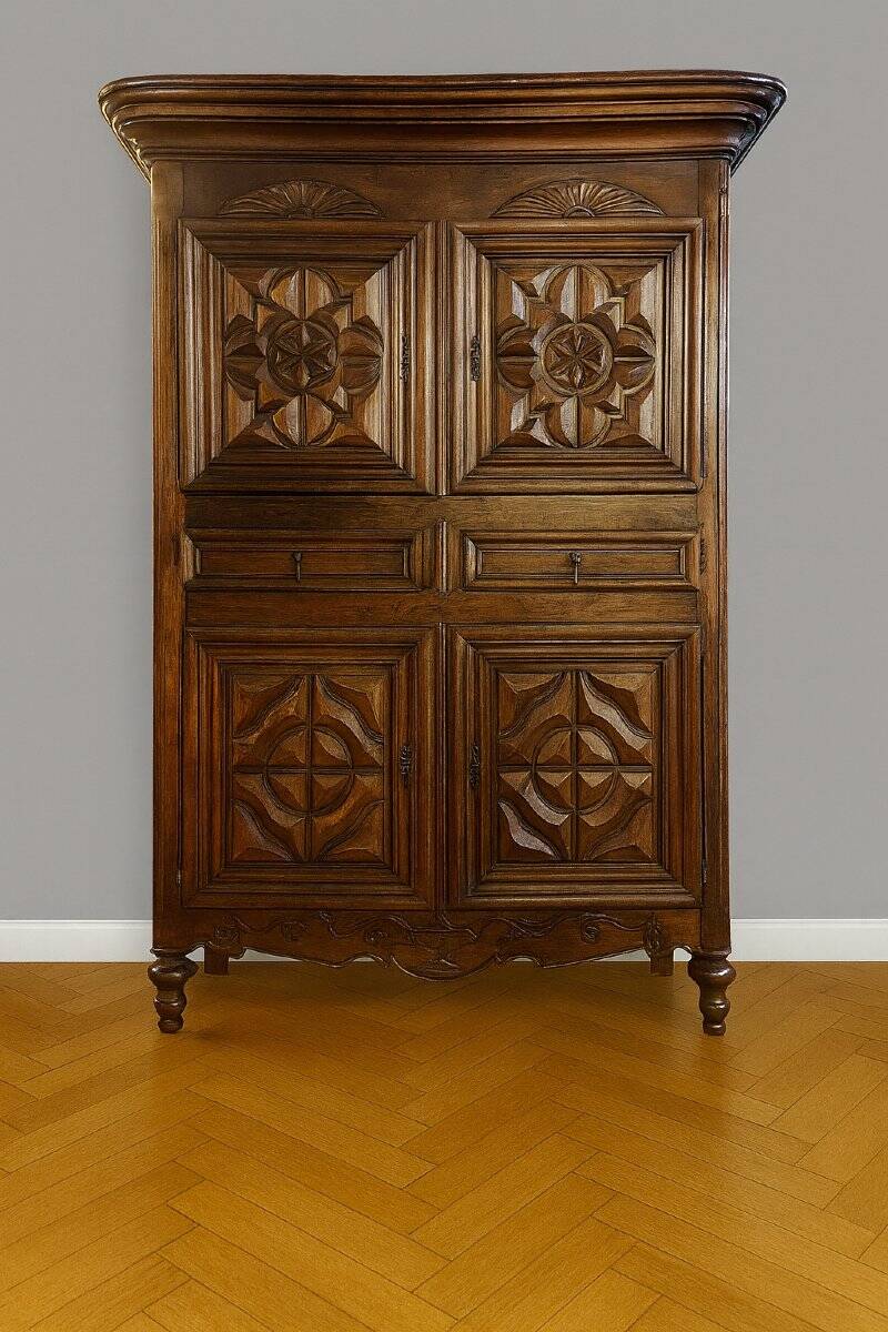 Eighteenth-century four-panel cabinet in solid walnut.