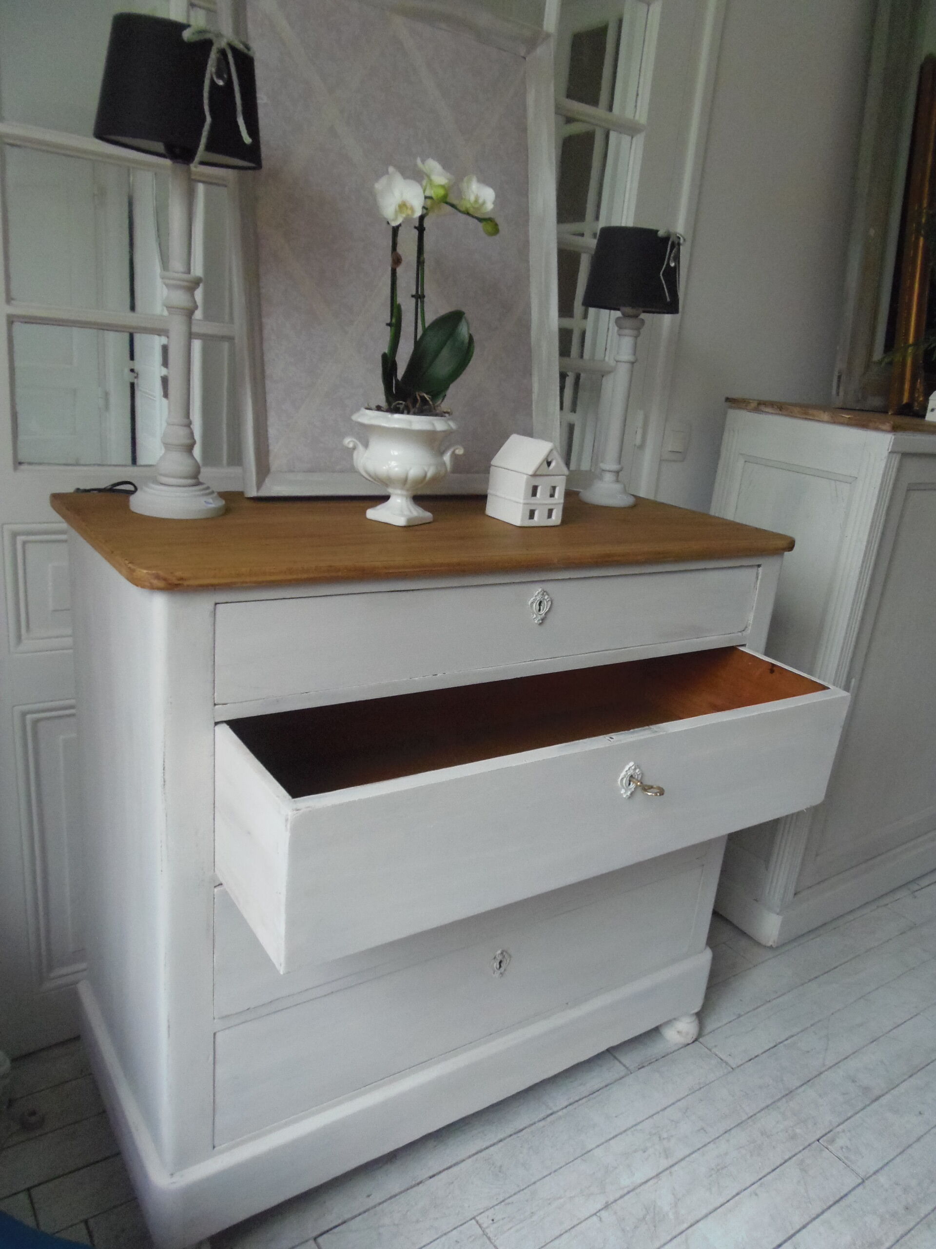 Chest of drawers of the year 1900 revisited, patinated pearl gray, wooden top.