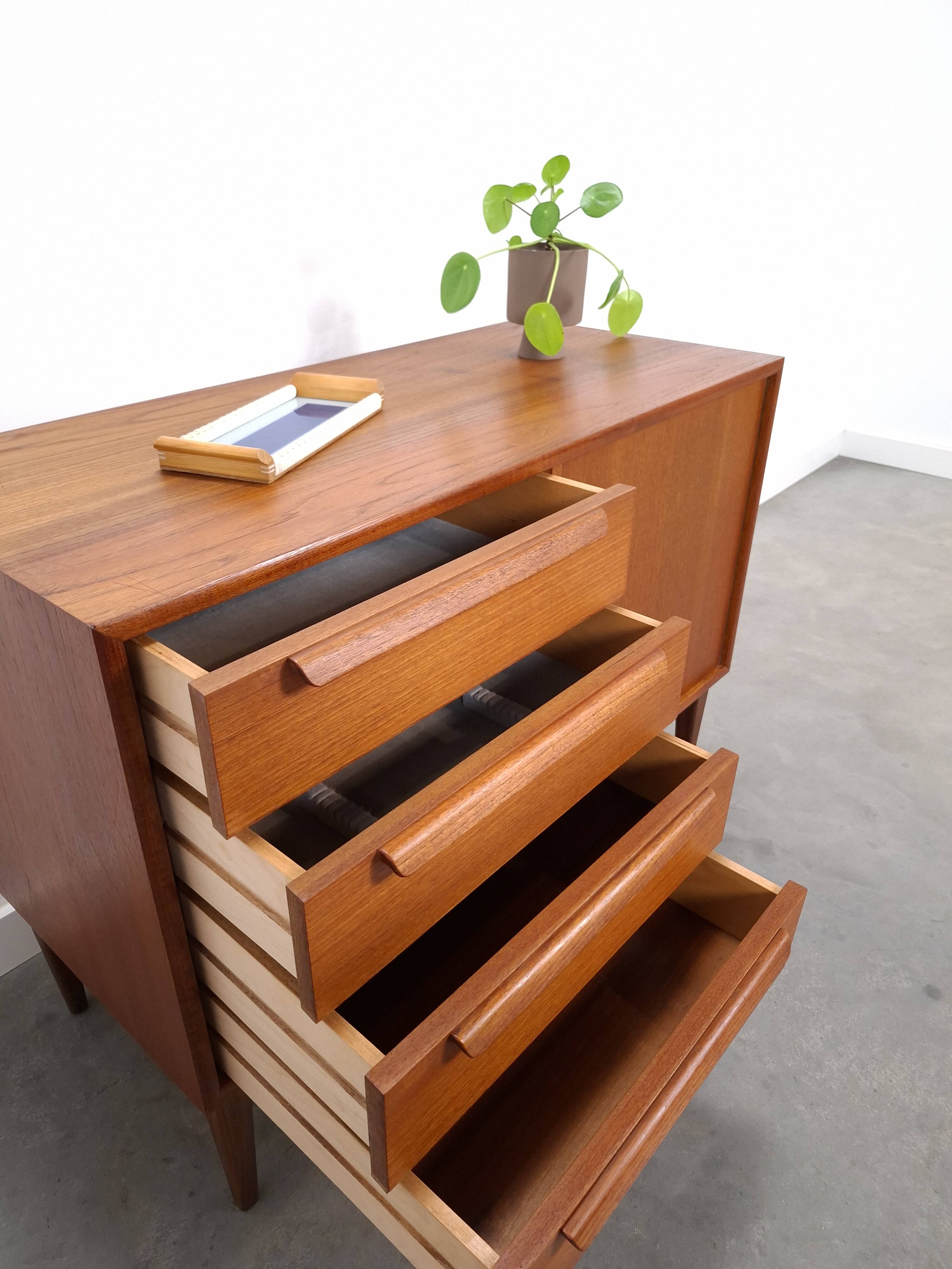 Teak sideboard met 4 lades en houten grepen, Bornhold