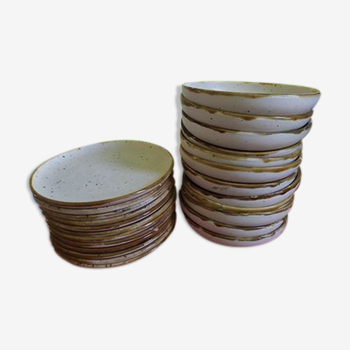 24 flat, hollow sandstone plates