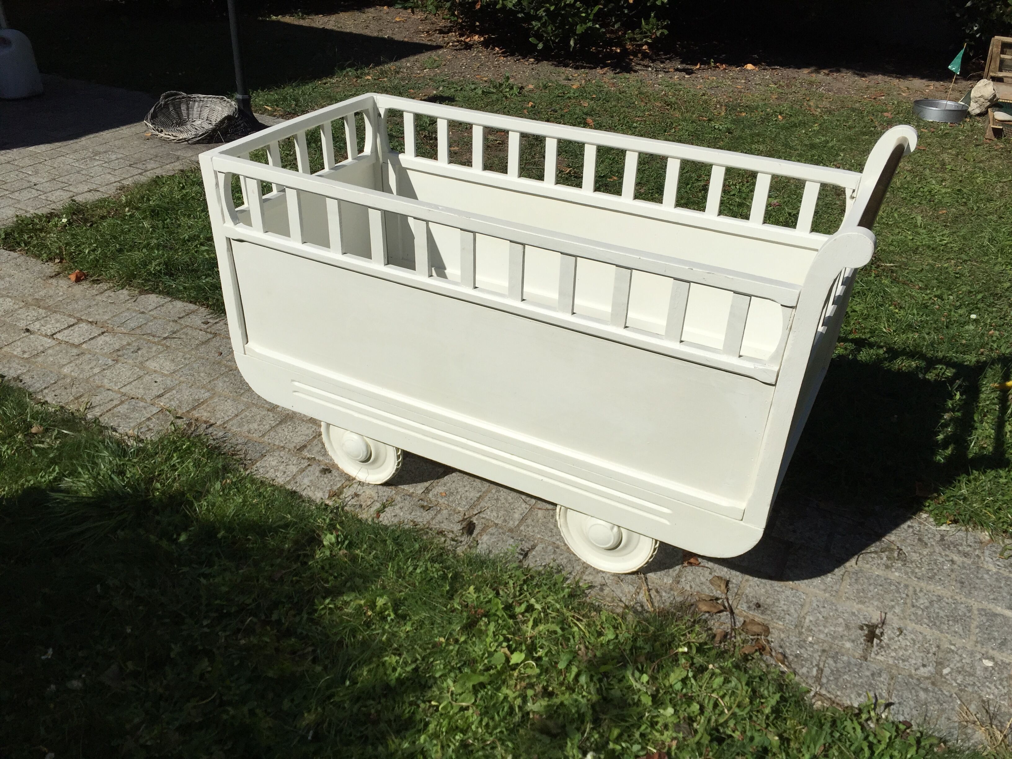 Old baby bed camper 1950 vintage