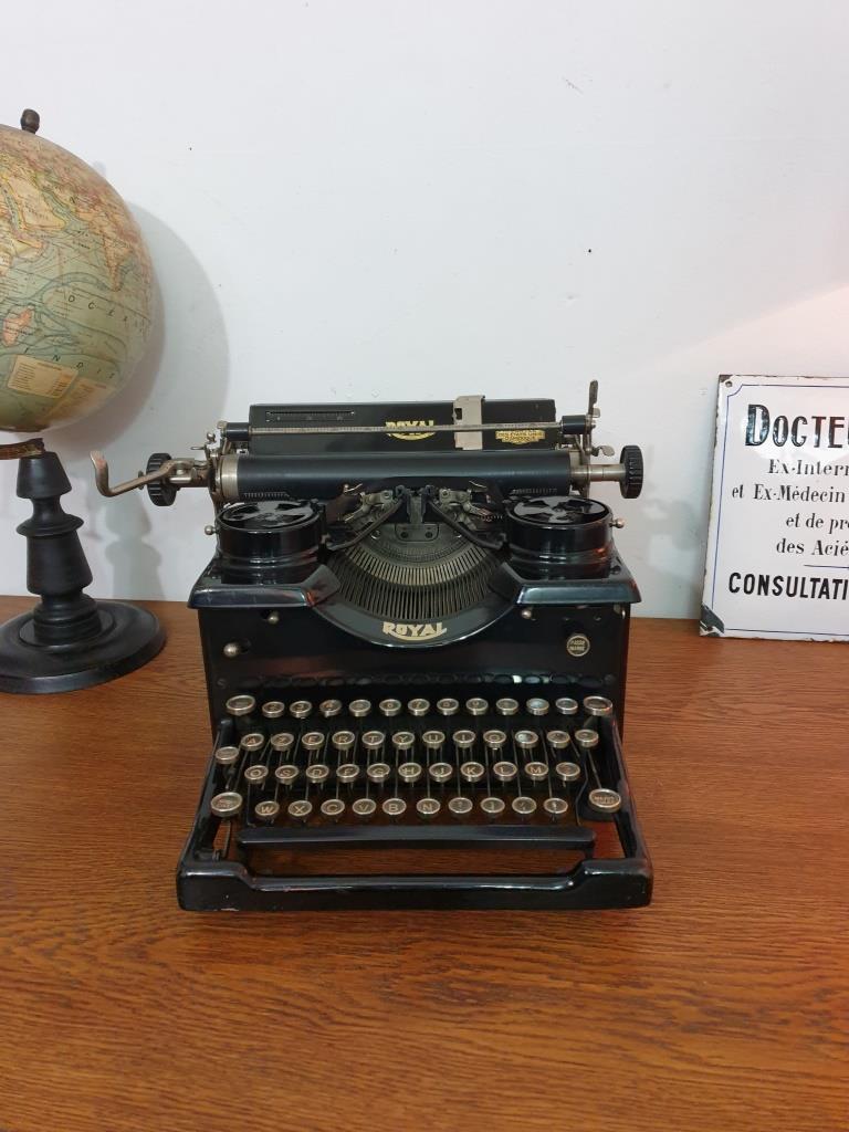 ROYAL typewriter