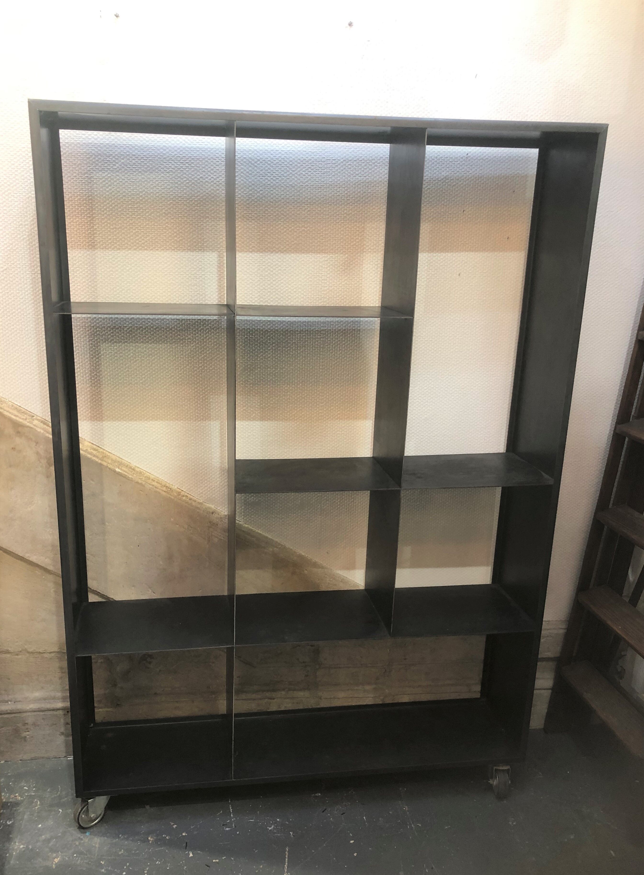 Etagère bibliothèque artisanal en acier sur roulettes industrielle