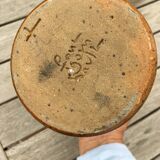 Vase ou pichet en grès beige vert signé pont igom bavil ?