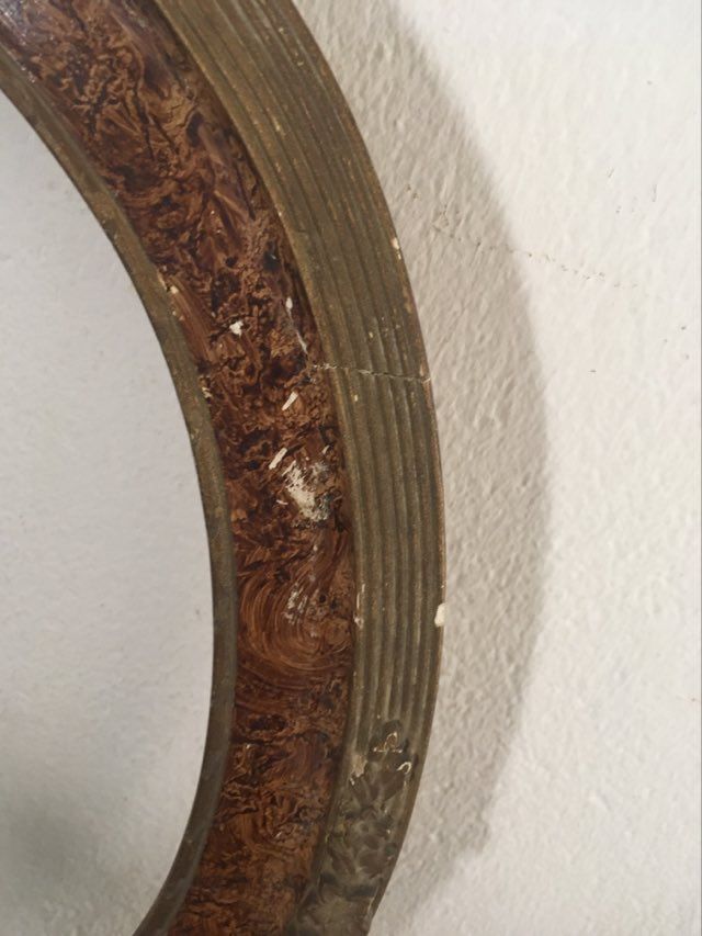 Oval frame in wood and gilded stucco