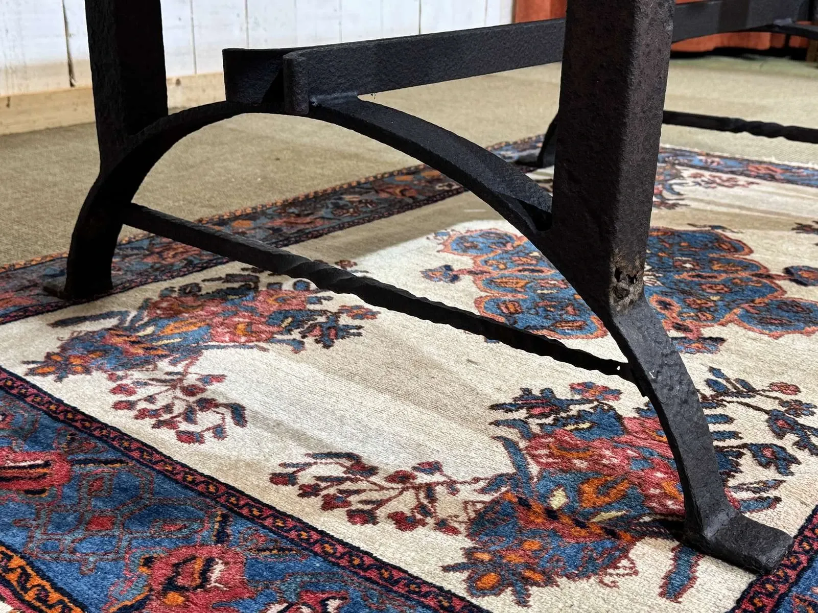 Table en marbre et piétement fonte
