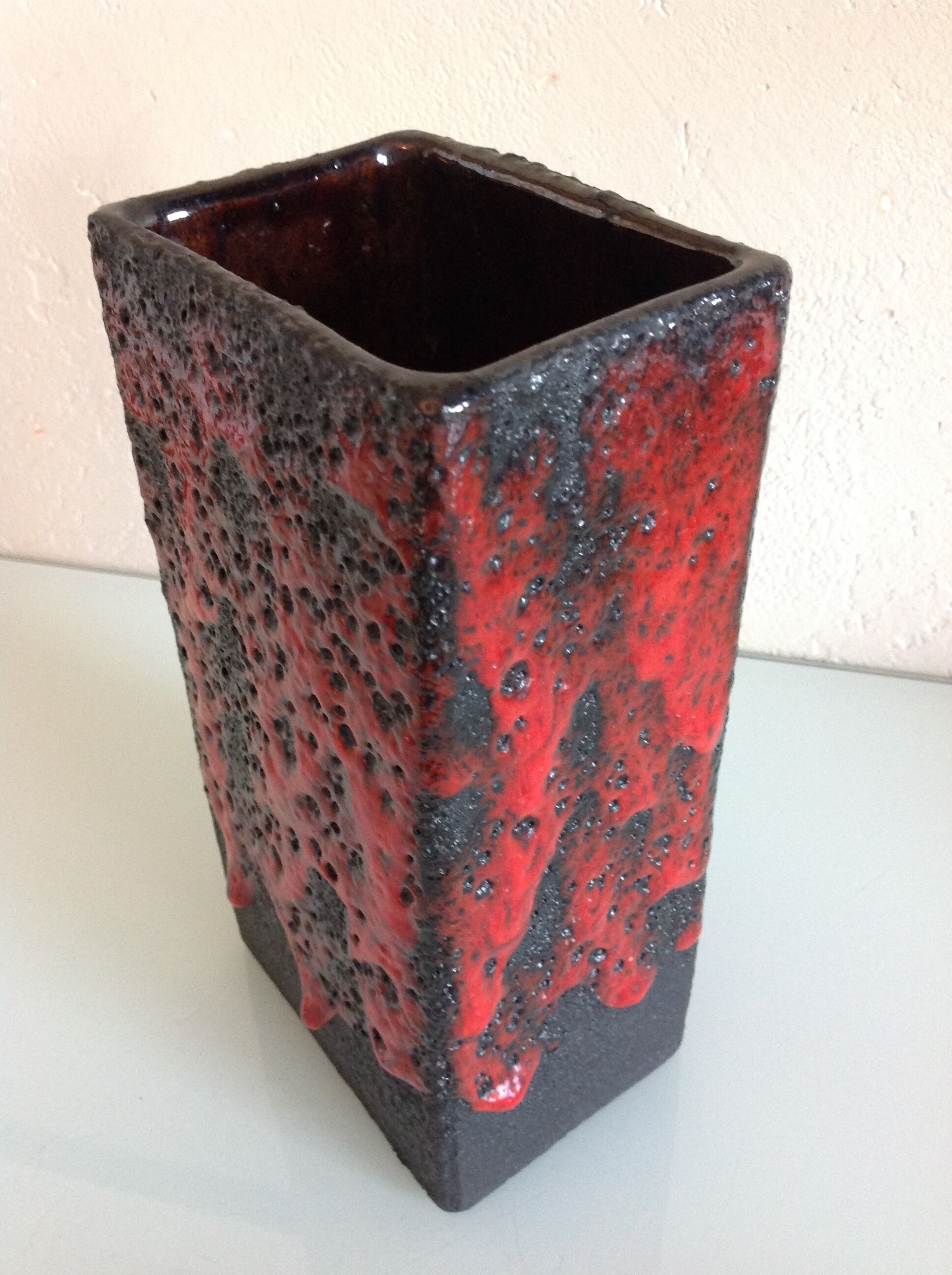 Vase rectangulaire rouge et noir en ceramique Fat Lava / vintage années 60-70