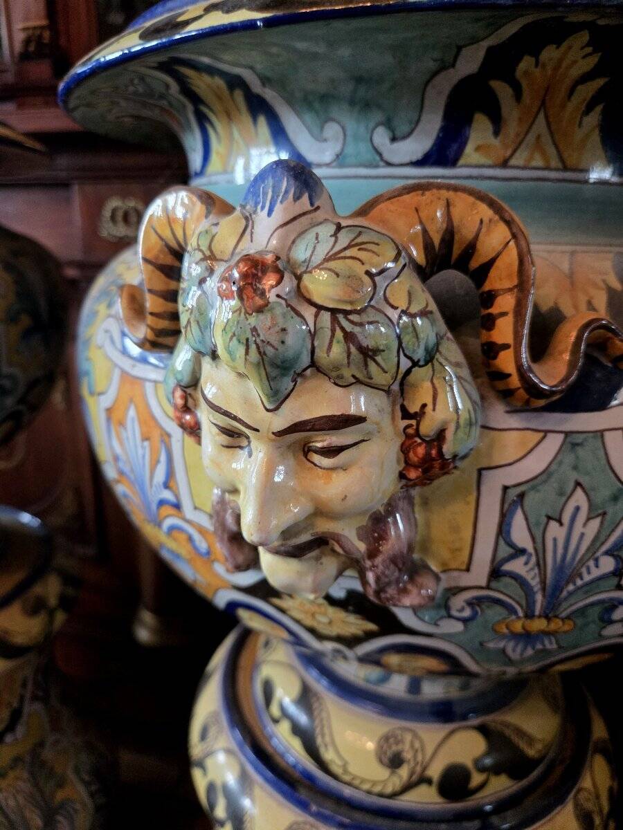 Nevers Montagnon: pair of columns with their basins decorated in the antique style.