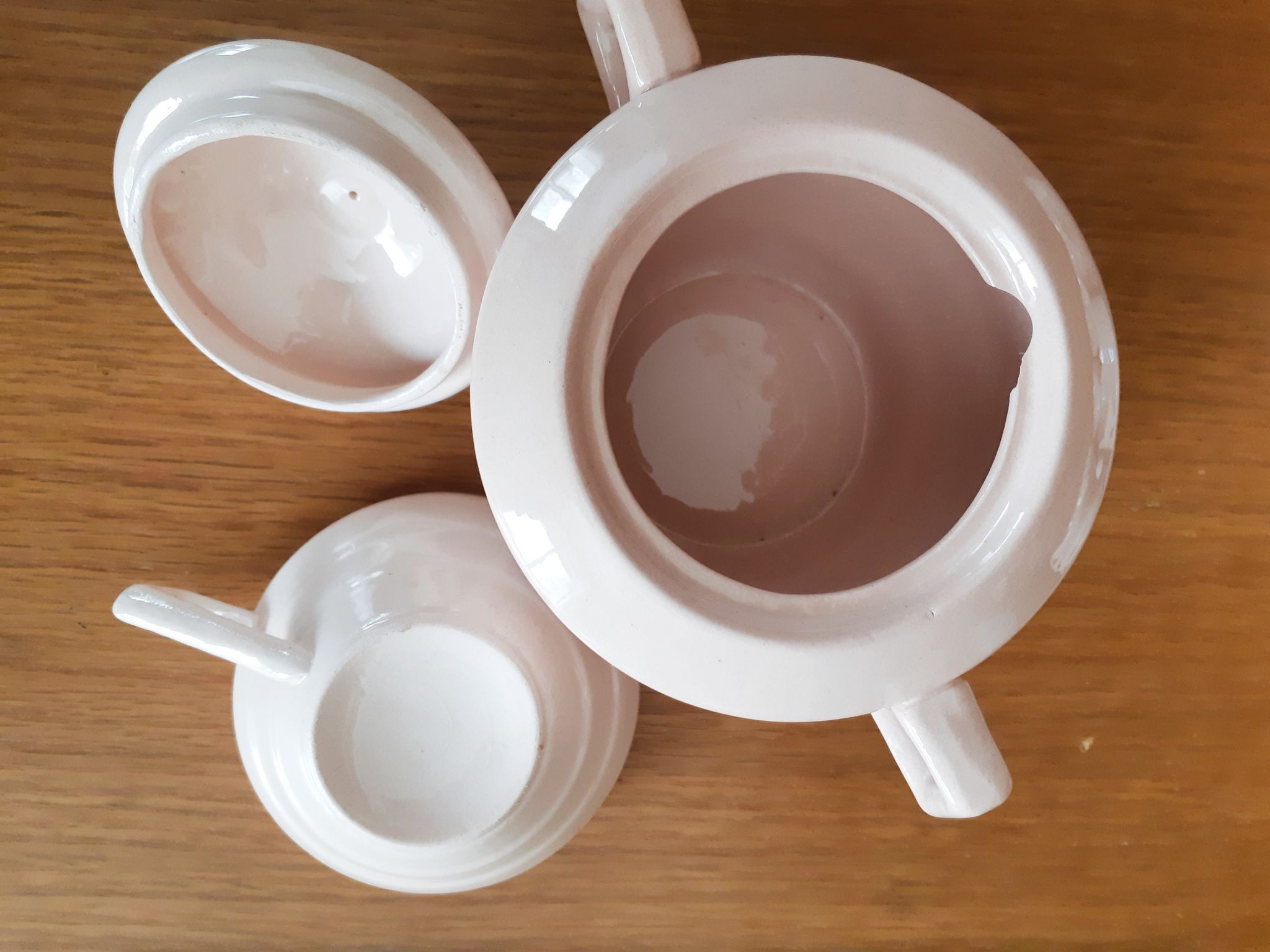 Coffee and tea service in faience of Saint Amand, pink, art deco