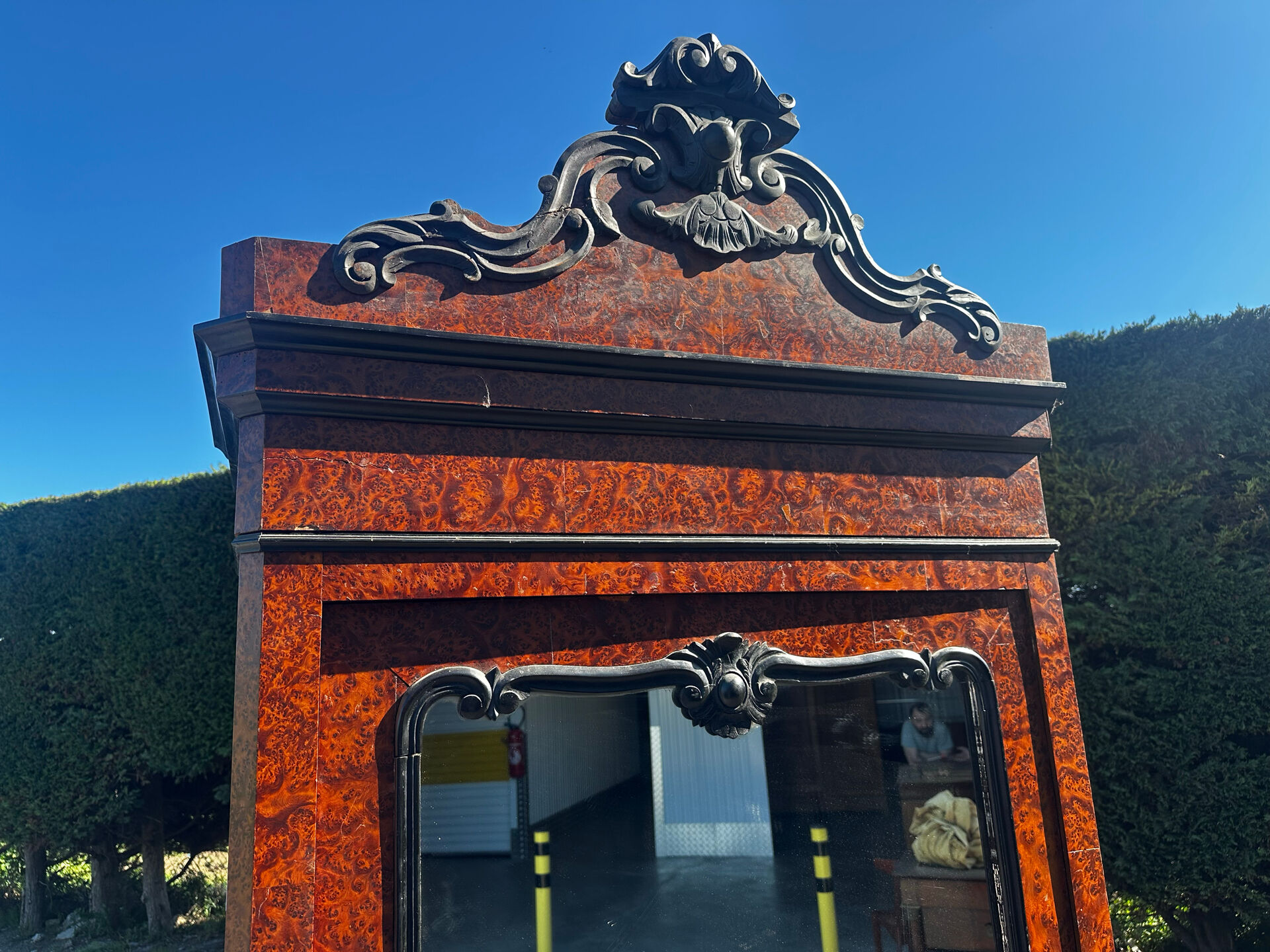 Armoire à glace Napoléon III en placage de loupe