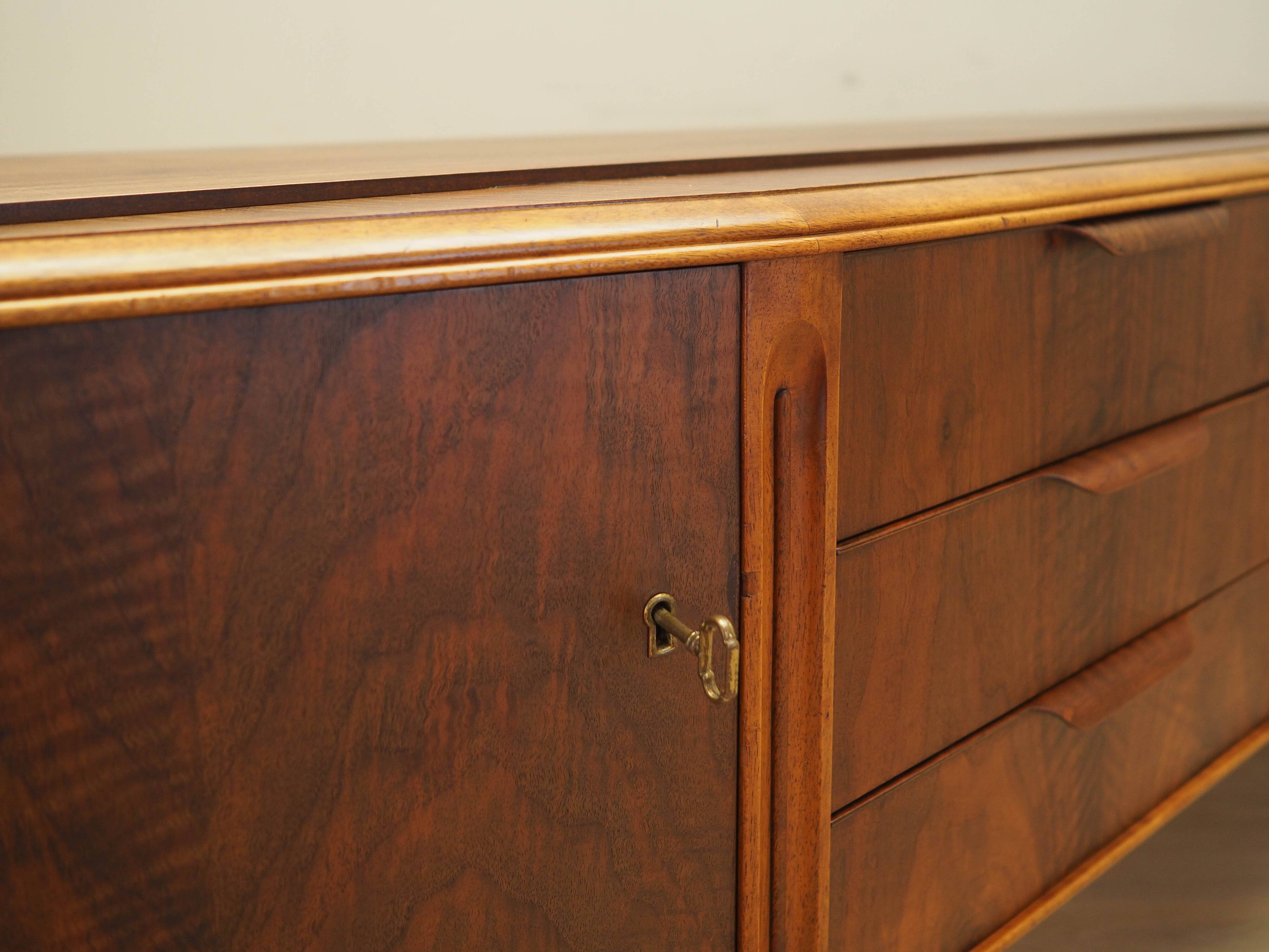 Buffet en noyer, design danois, années 1960, fabriqué au Danemark