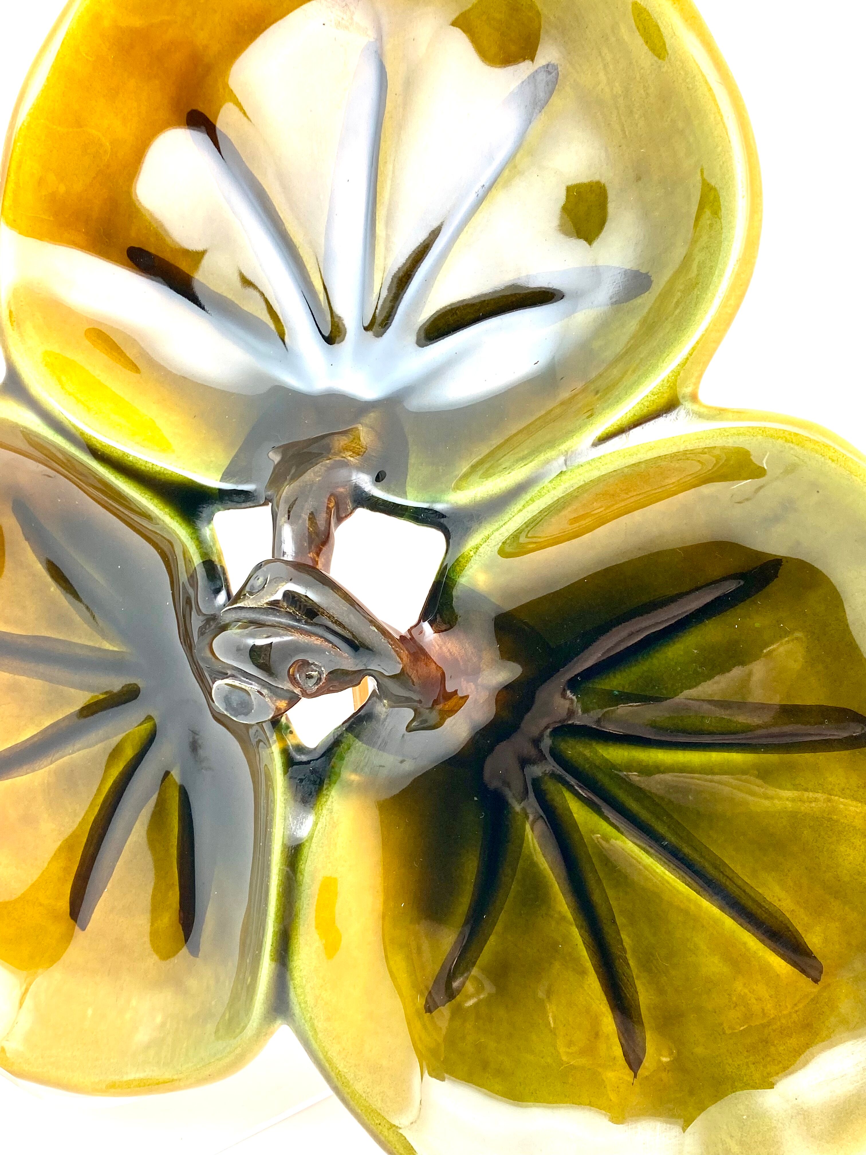 Compartmentalized plate in the shape of a Vallauris leaf