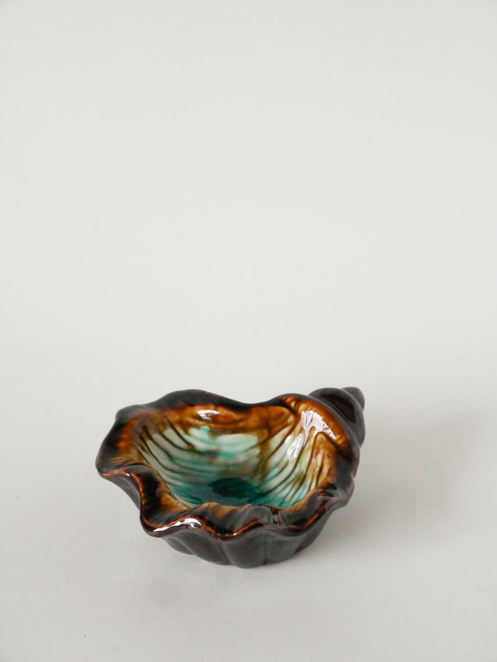Ceramic shell-shaped catchall, brown and blue, 1970.
