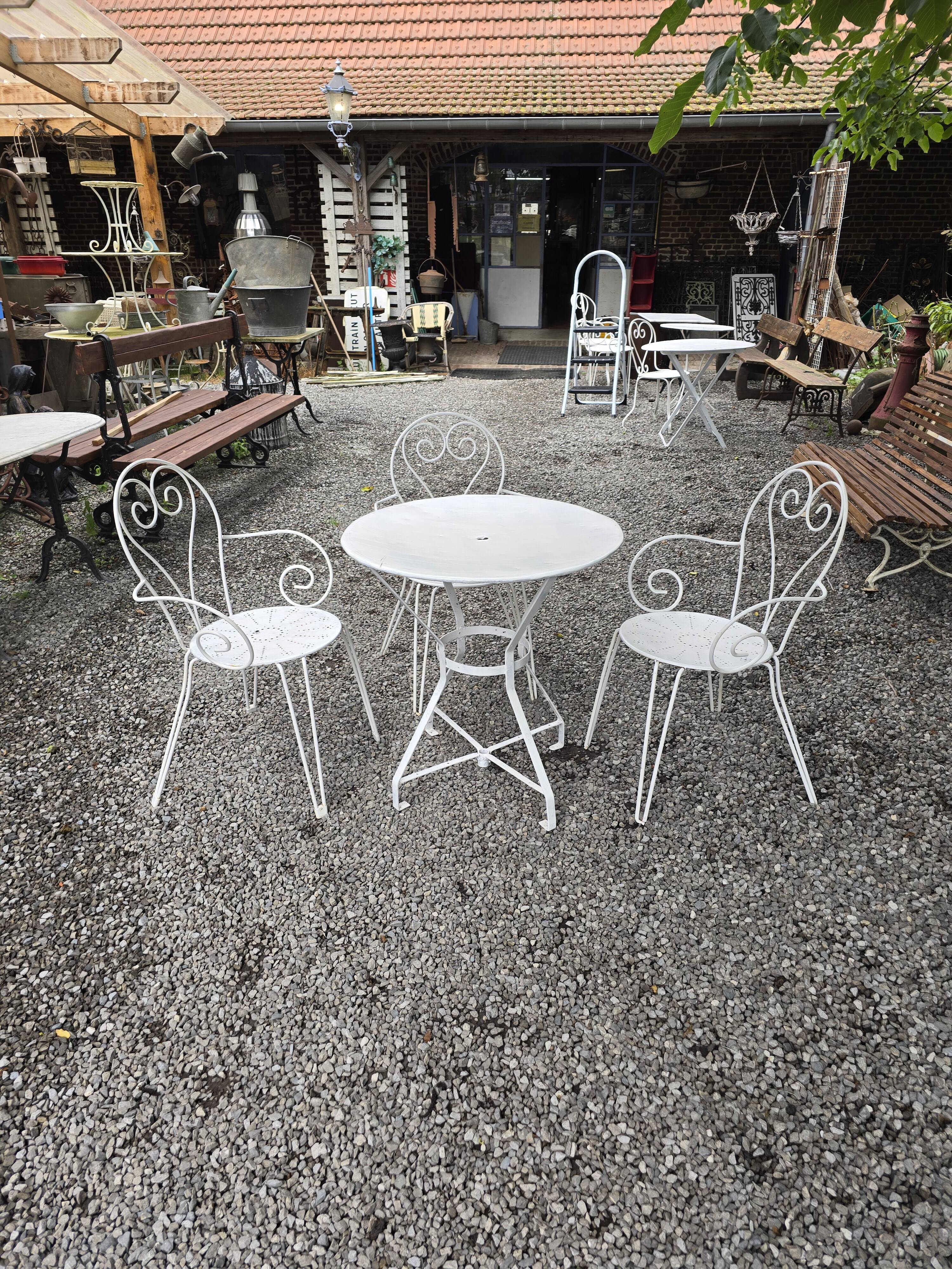 Salon de jardin en fer forgé , 1 table + 3 fauteuils