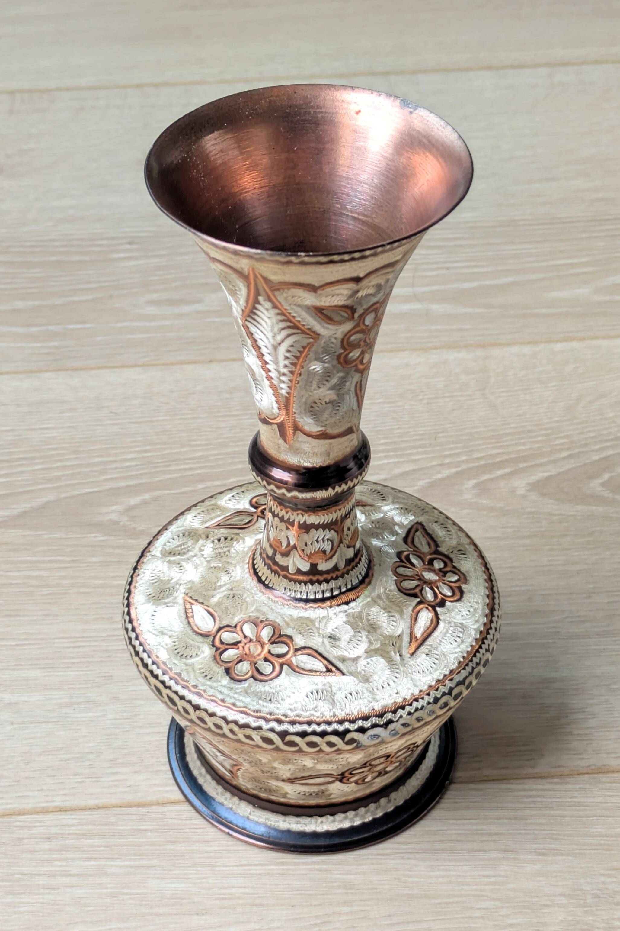 Decorative handcrafted vase in chiseled copper - Floral motifs - Orient / India