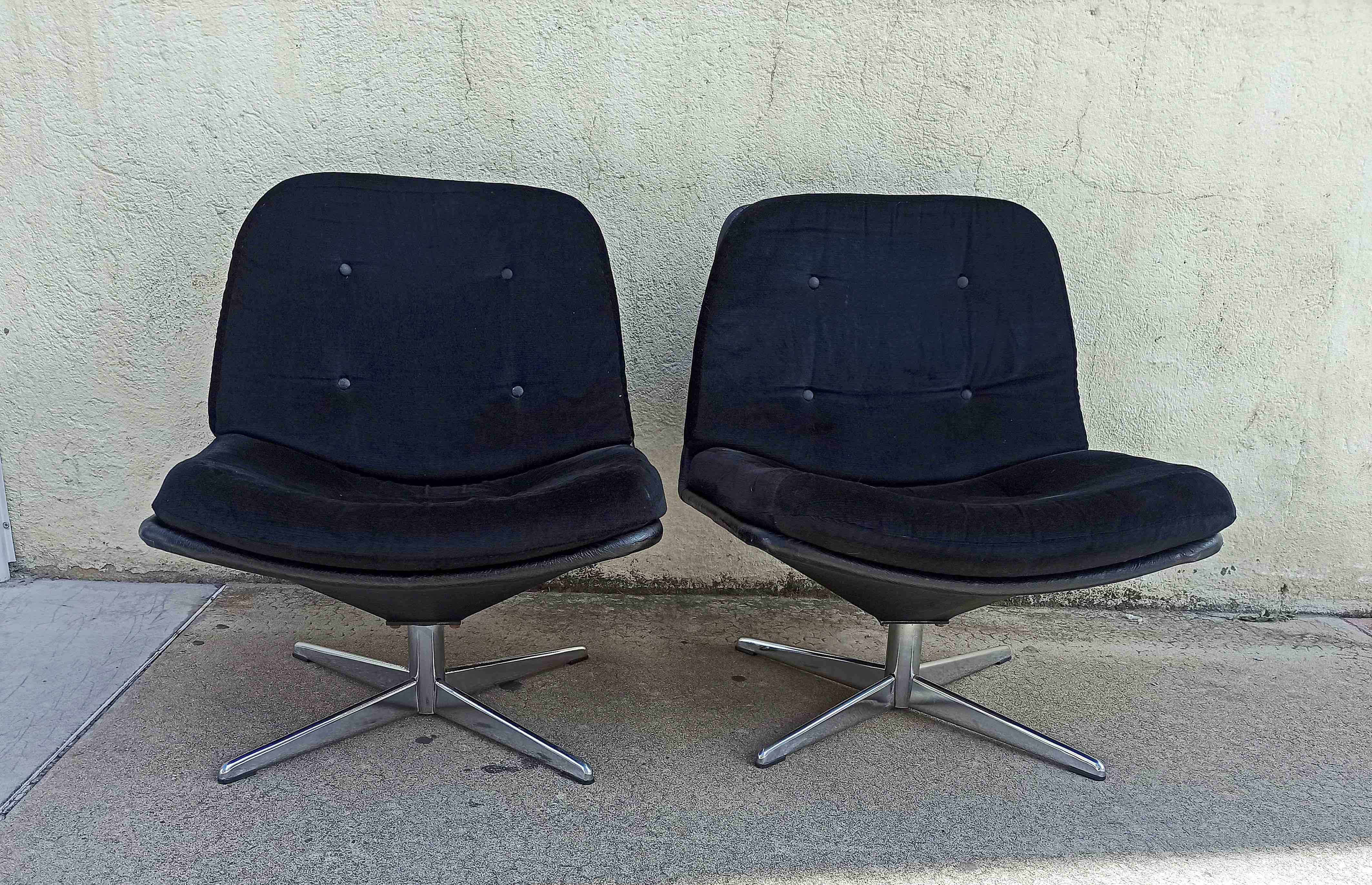 Paire de chauffeuses années 70 velours et skaï