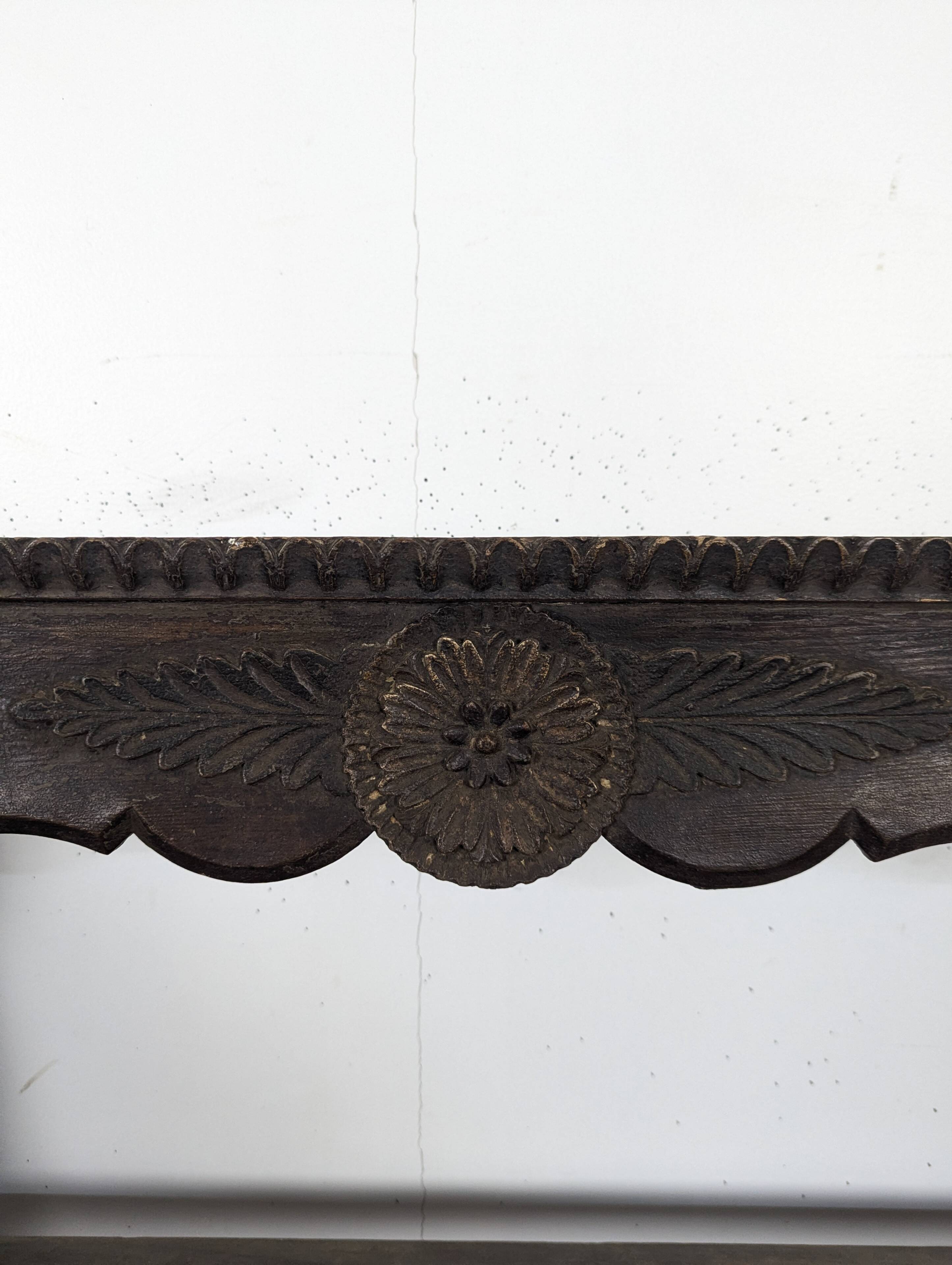 Étagère murale égouttoir en chêne sculpté de fleurs