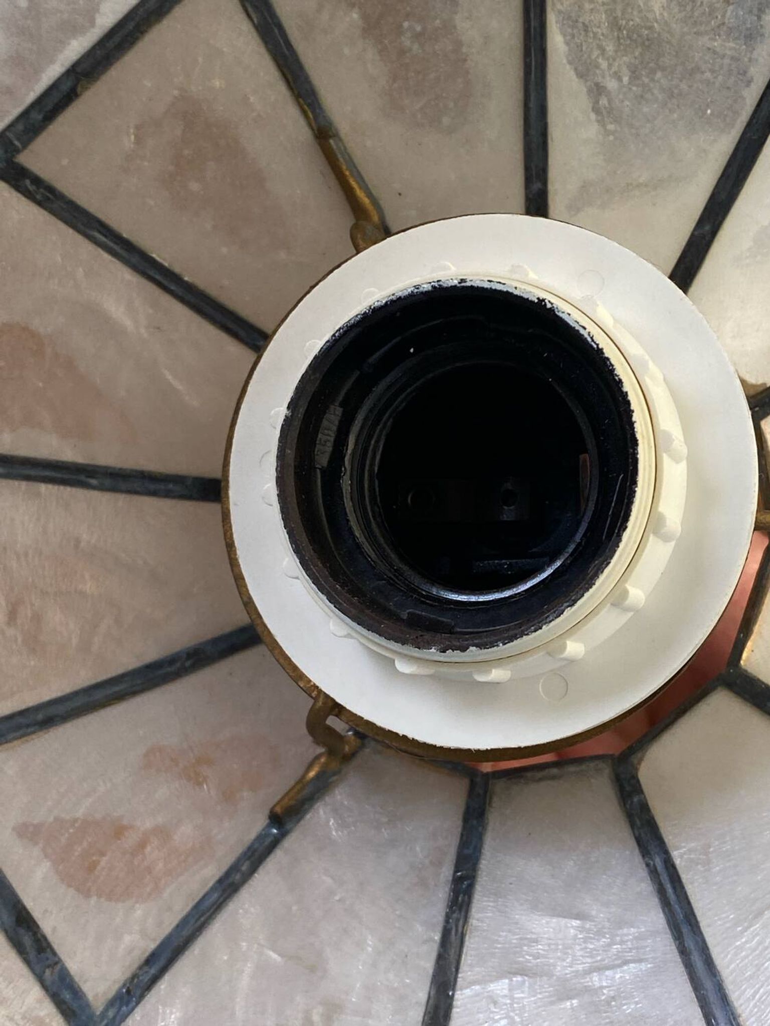 Suspension in white mother-of-pearl and brass