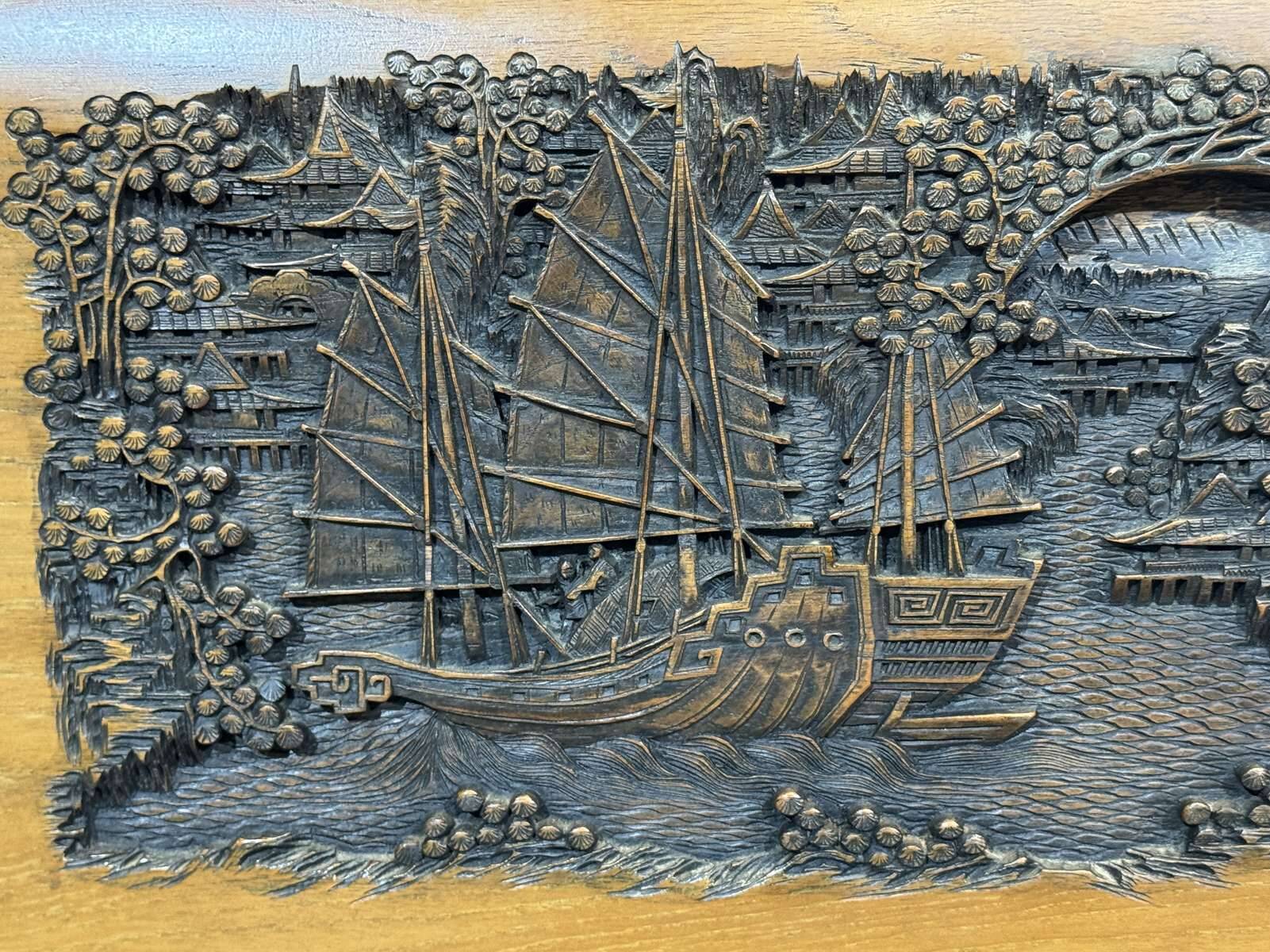 Chinese bar in richly carved teak, work from the 1980s.