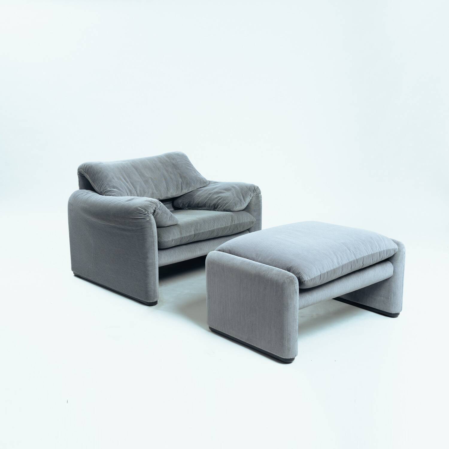 Fauteuil et ottoman Maralunga Vico Magistretti par Cassina, 1990