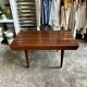 Table basse, banc en bois foncé lamellé
