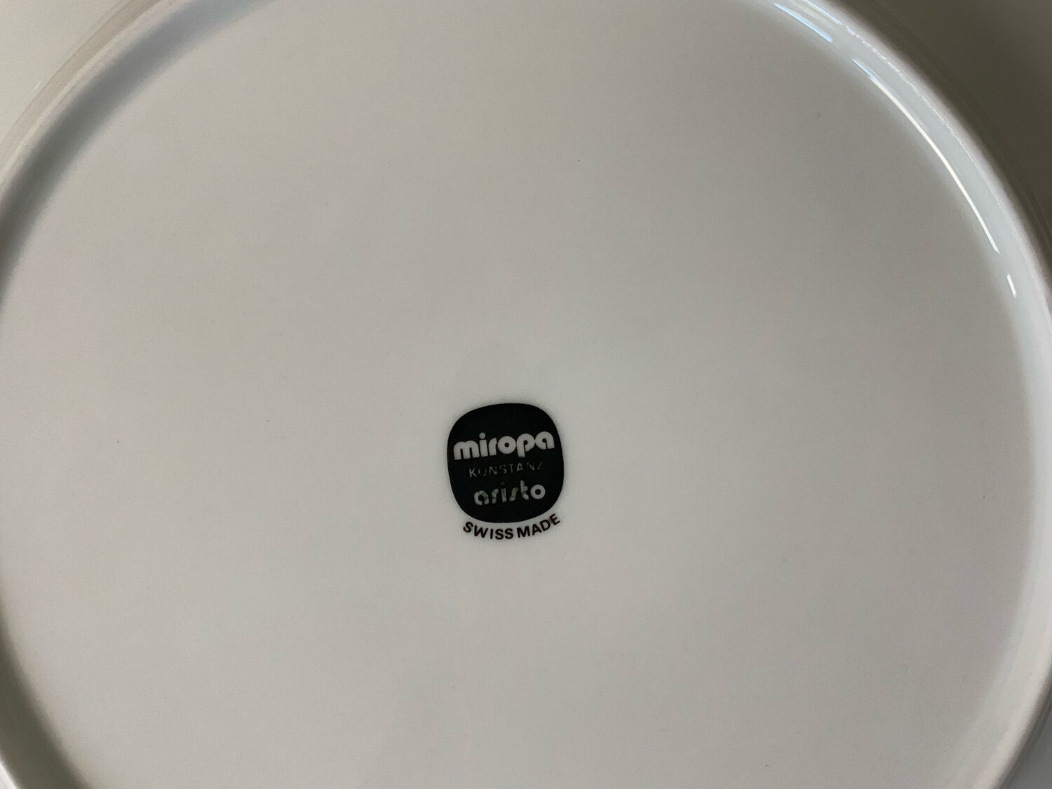 White and silver plates